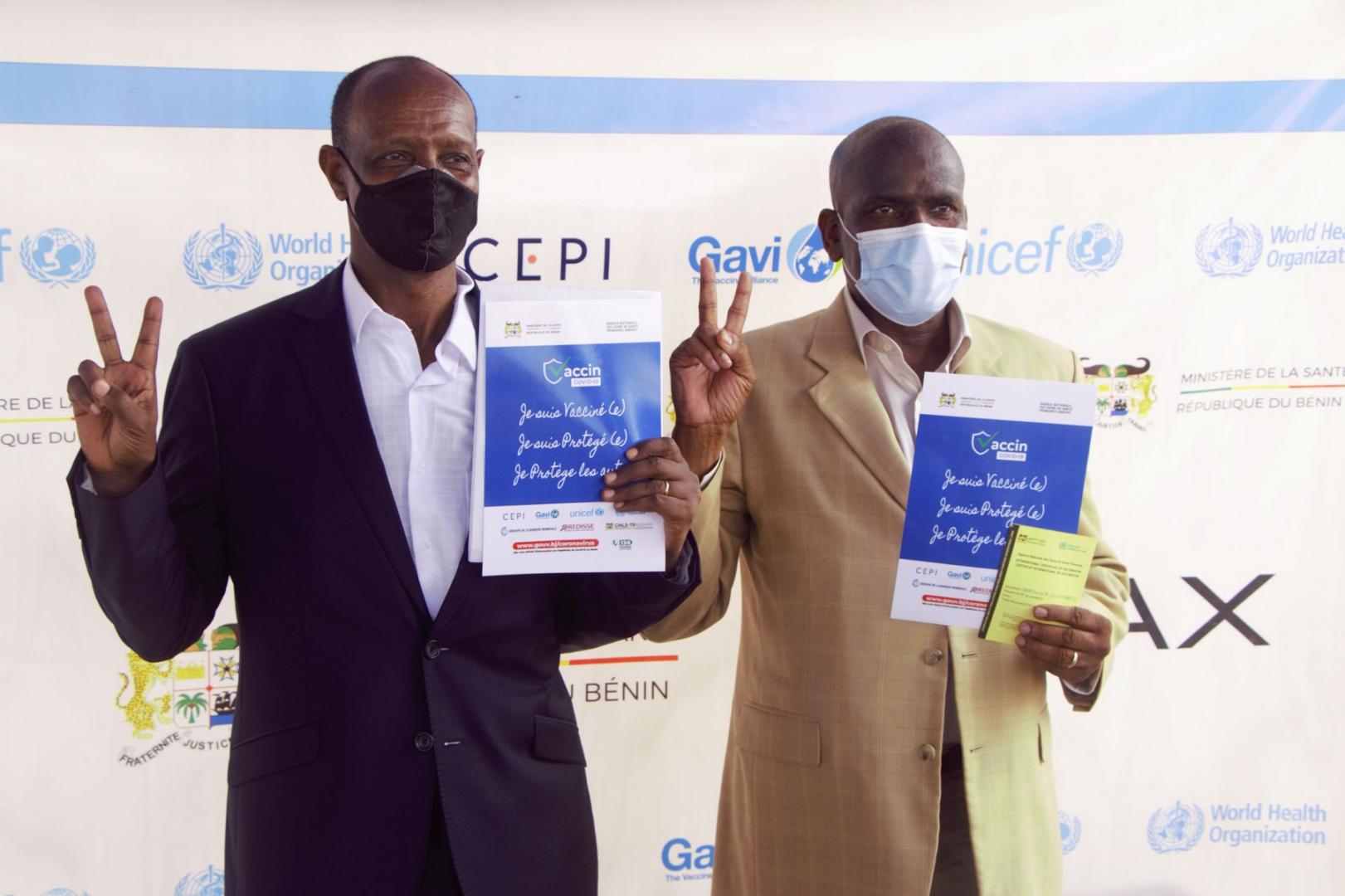M. Salvator Niyonzima, Coordonnateur Résident du Système des Nations Unies et Dr Mamoudou Harouna Djingarey, Représentant Résident de l’OMS p.i montrant leur carnet de vaccination contre la COVID-19 