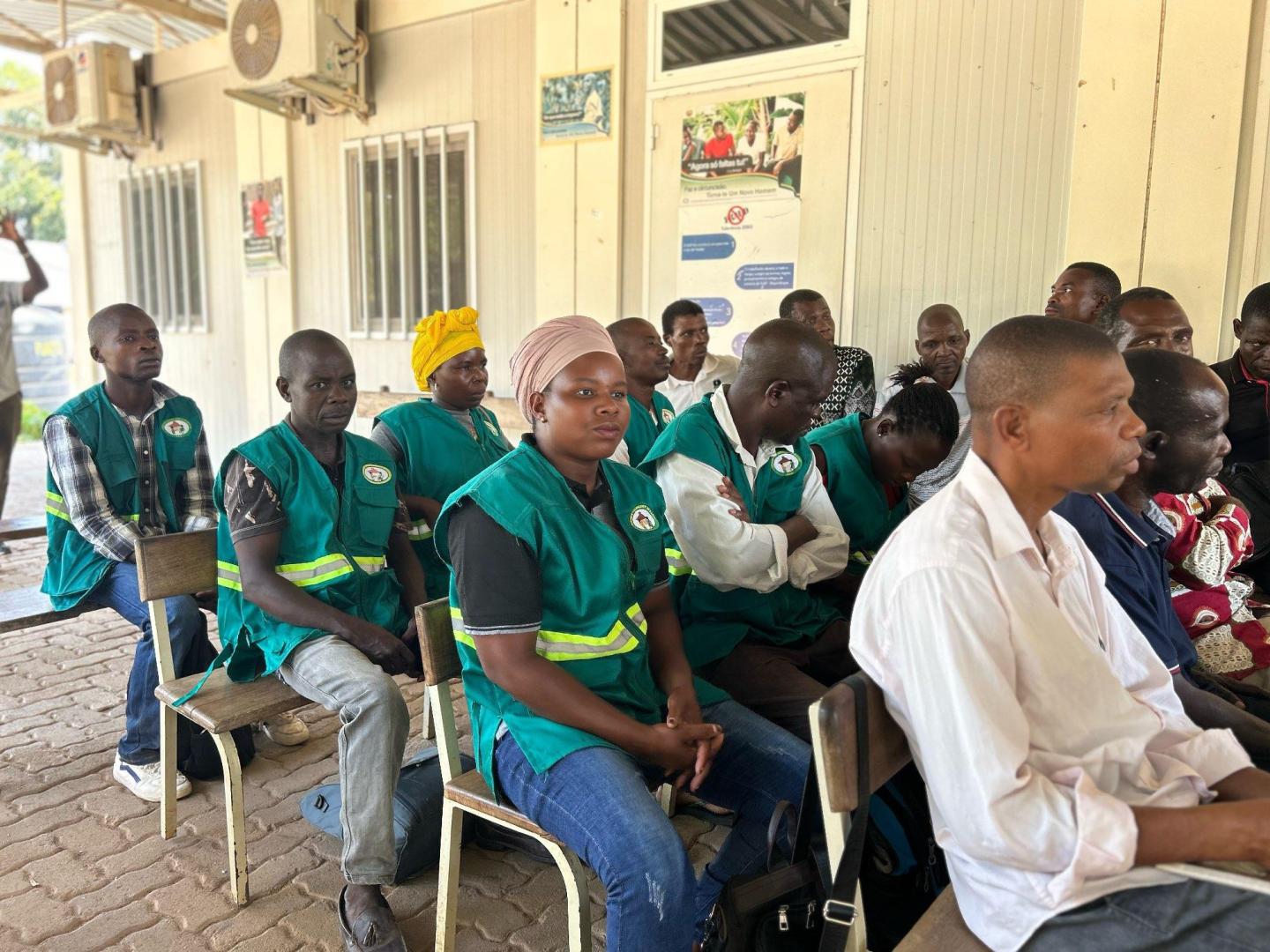 Participantes da sessão de diálogos comunitários em Maganja da Costa.