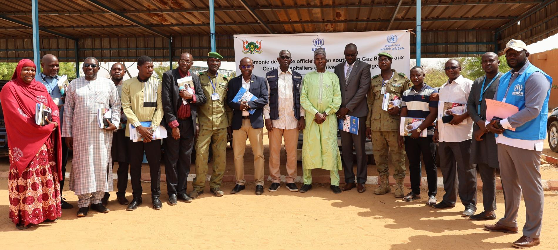 Photo de famille après la cérémonie de signature pour le don de gaz de butane