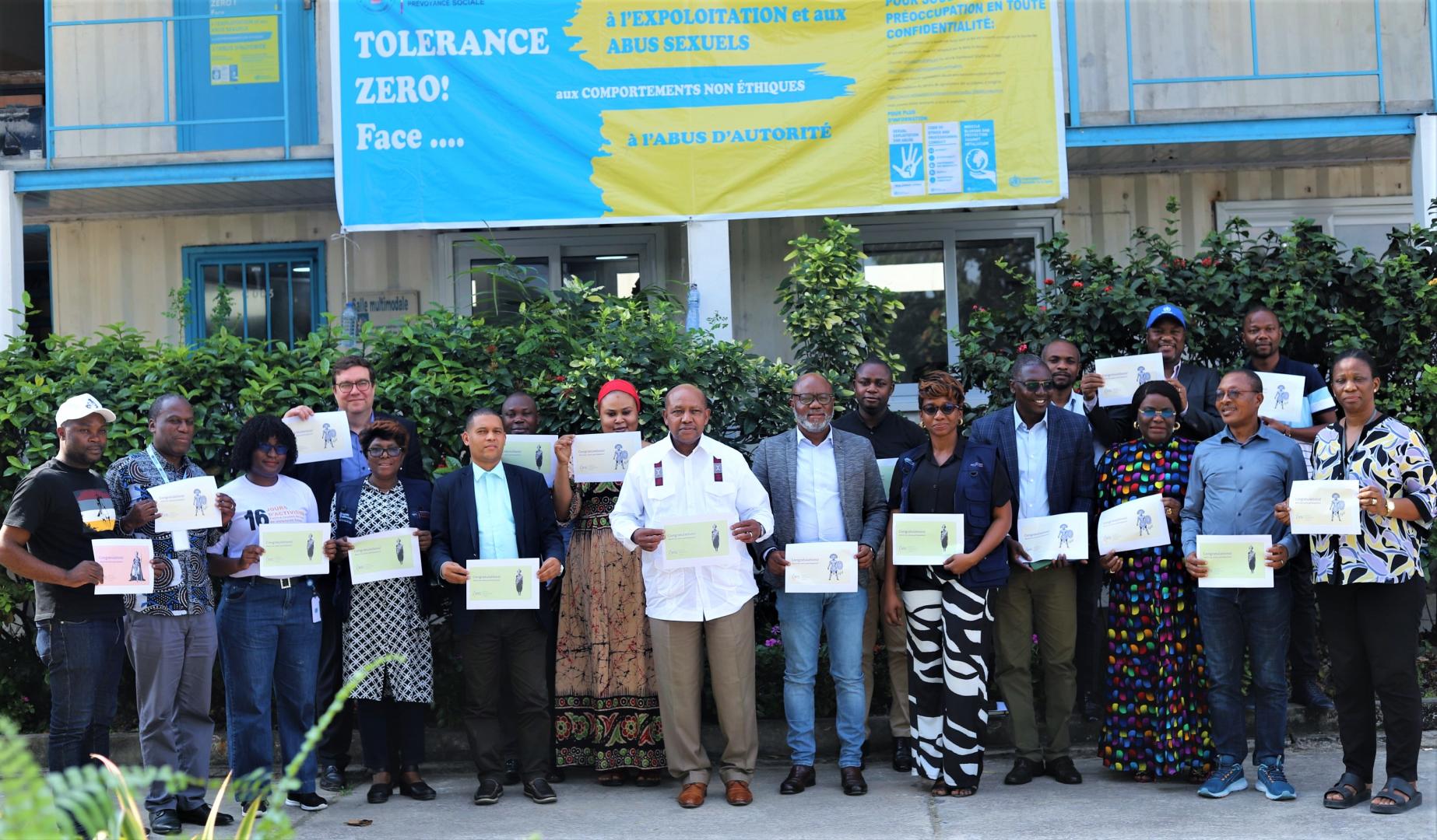 Photo de groupe du personnel de l'OMS en RDC, prise à Kinshasa, autour du Représentant, Dr Boureima Hama Sambo, à l'issue de la première expérience avec le laboratoire d'expérience des utilisateurs du BMS, également connu sous le nom de UX Lab.