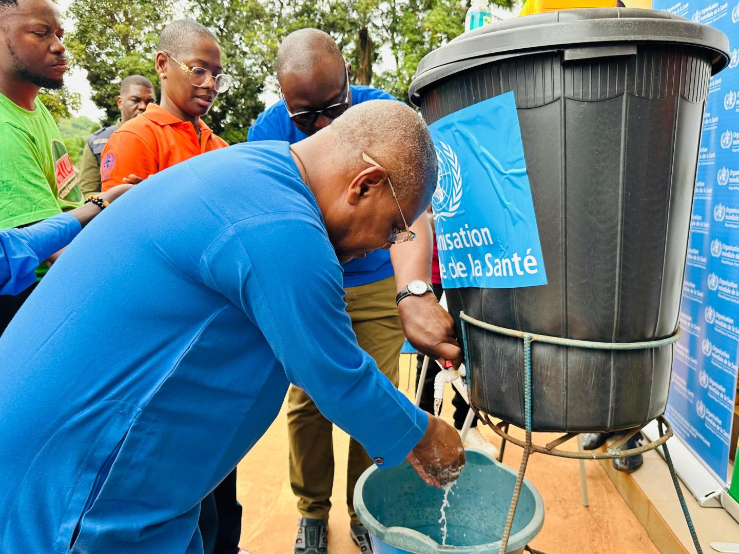 Demonstration de friction et de lavage des mains par le Ministre