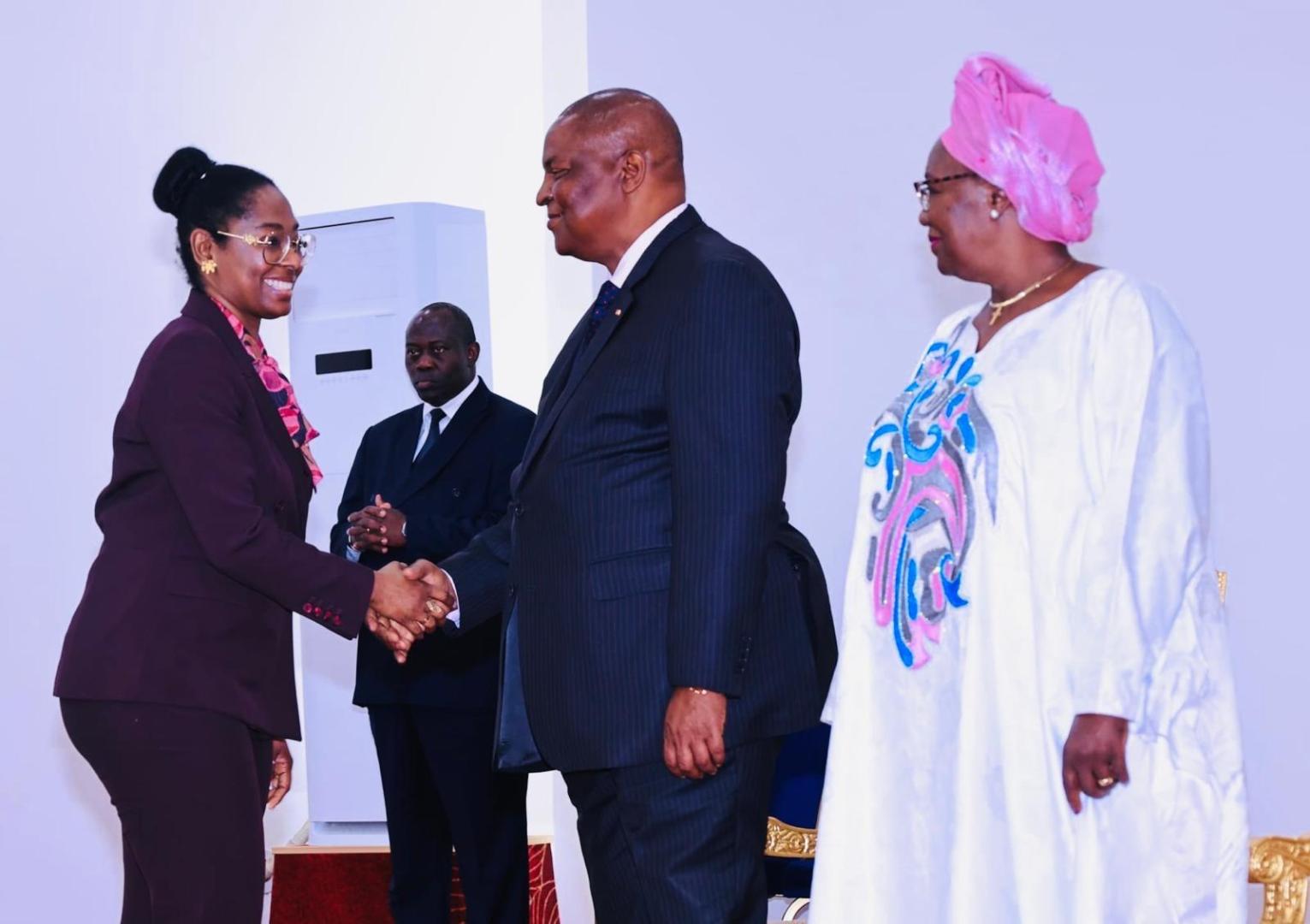 La Représentante de l'OMS présentant les civilités au Président de la République, Chef de l'Etat