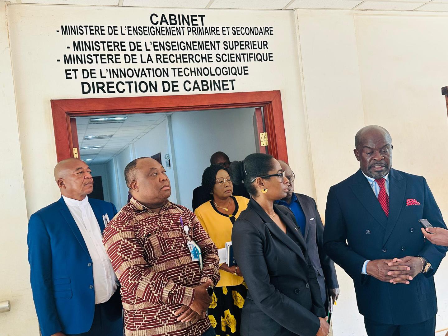 Le Ministre de l'éducation nationale et la Représentante de l'OMS