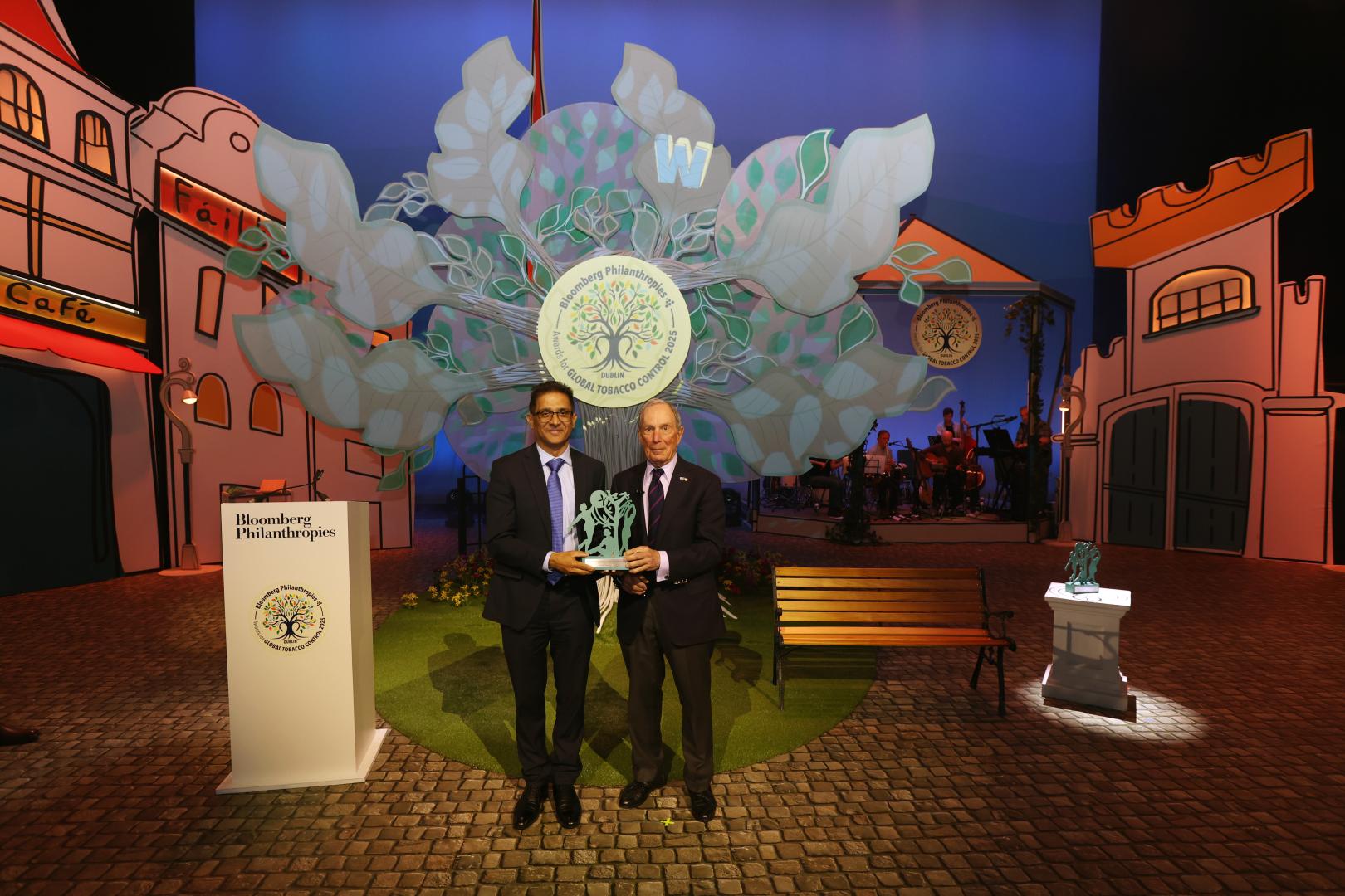 Mr. Sarwansingh Purmessur, Senior Chief Executive of the Ministry of Health and Wellness, Mauritius, receiving the Prestigious Bloomberg Philanthropies Award 2025 from Mr. Michael R. Bloomberg, Founder of Bloomberg Philanthropies and WHO Global Ambassador for Noncommunicable Diseases and Injuries