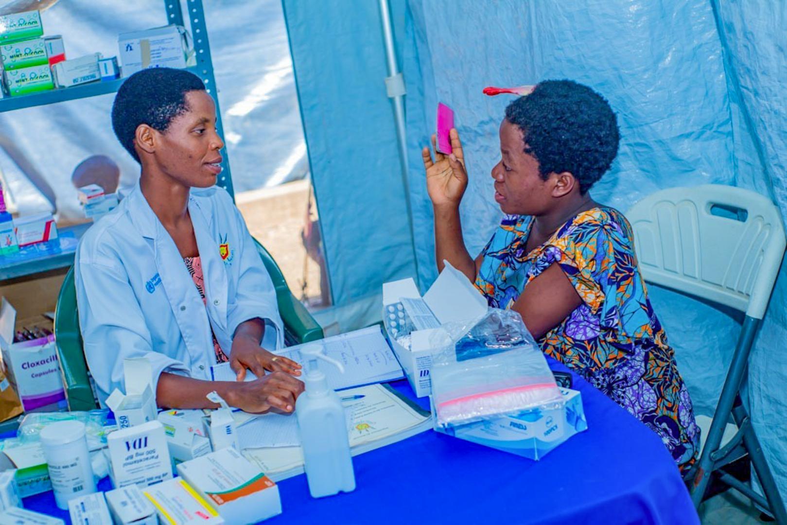 Une femme en consultation prénatale au site de réfugiés de Cishemere