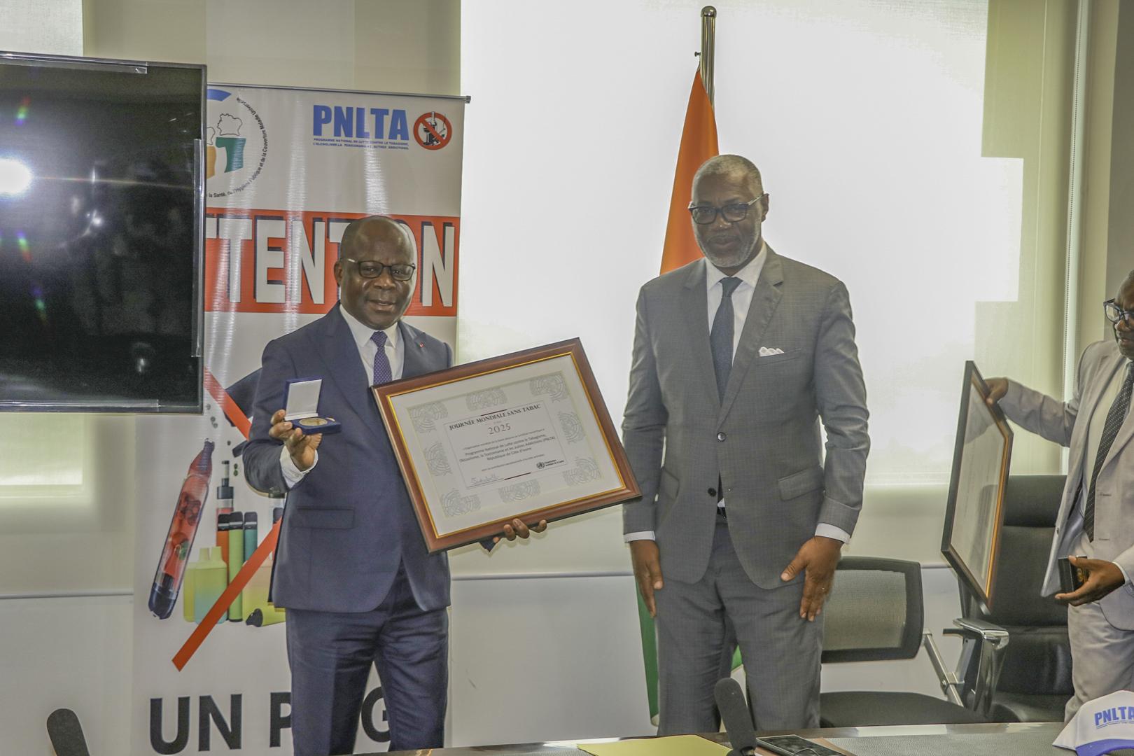 Remise du certificat honorifique du PNLTA au Ministre de la Santé (à gauche), par le Représentant résident de l'OMS (à droite)