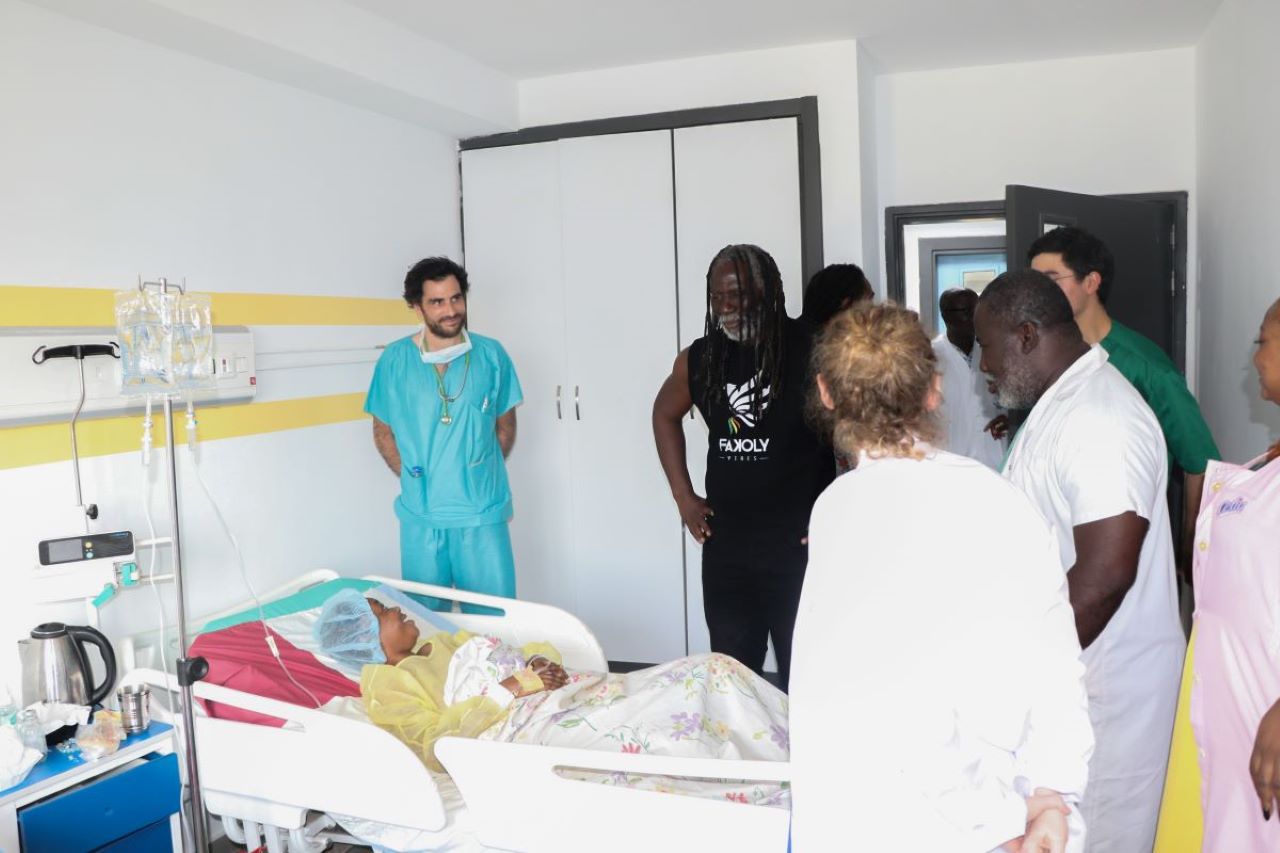  L'équipe médicale a reçu la visite surprise de l'artiste chanteur Tiken Jah Fakoly très engagé sur les questions de mutilations génitales féminines