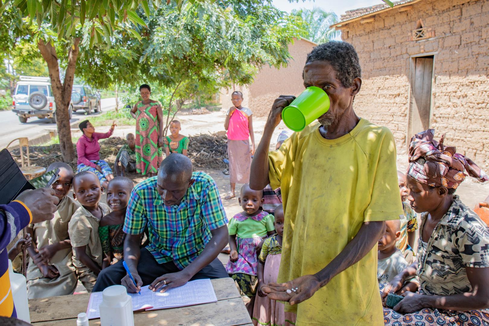 Un habitant de Cibitoke reçoit le traitement l'Ivermectine contre l'onchocerchosemédicaments à Cibitoke. 