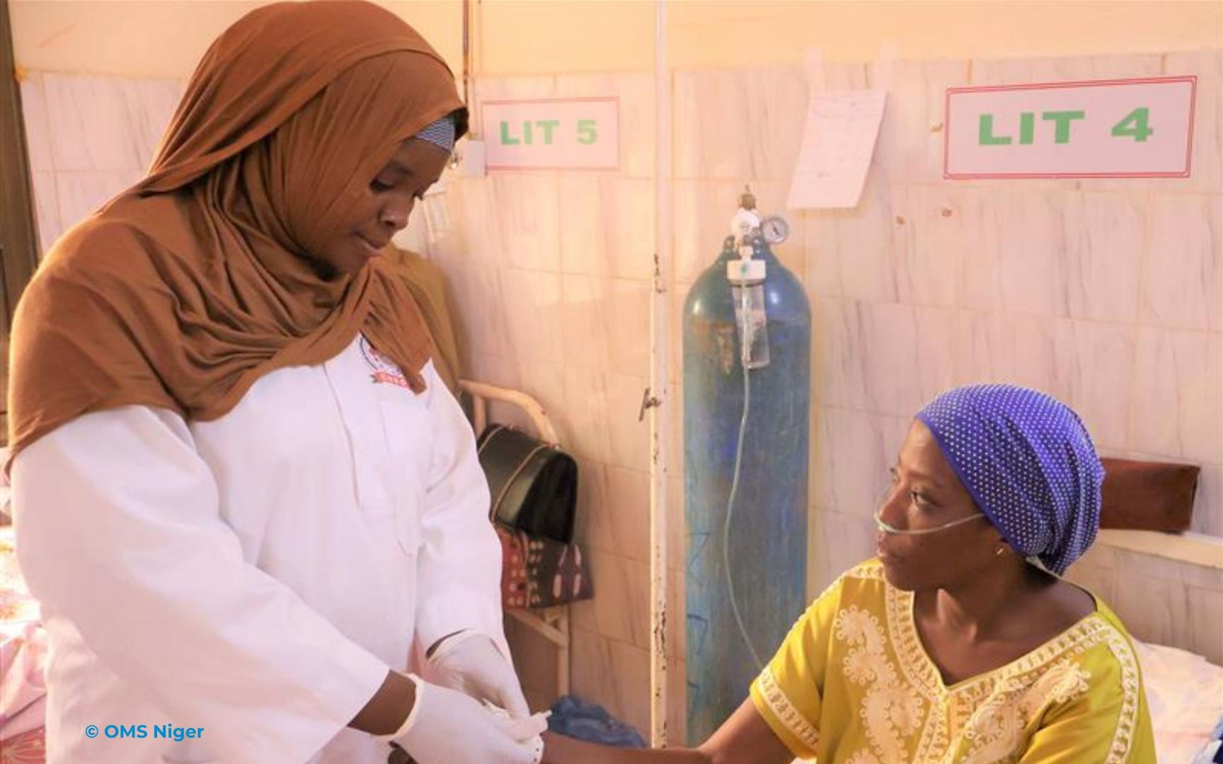 Une patiente atteinte reçoit le traitement au CNRD à Niamey