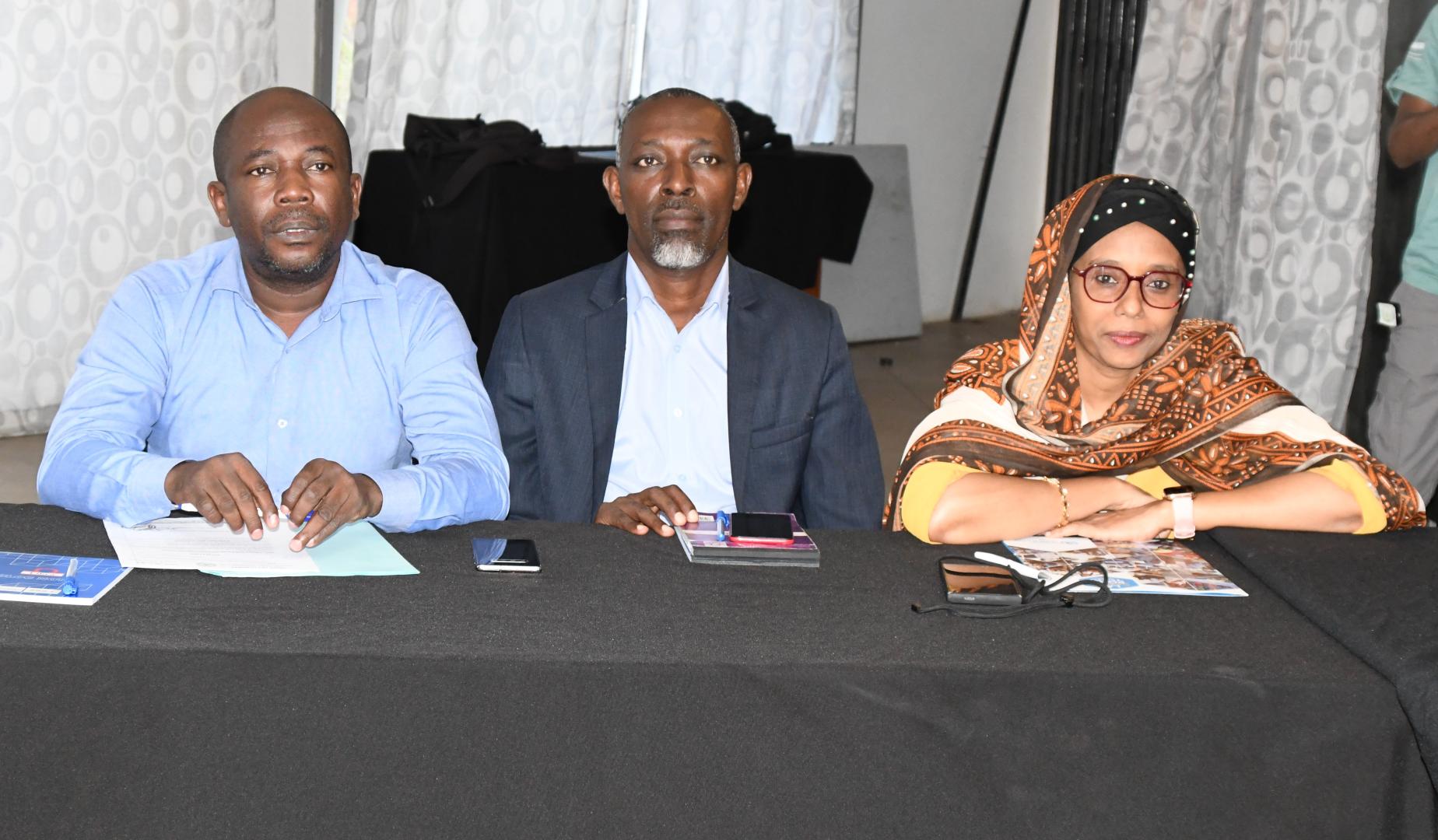 Le Directeur général de la santé à gauche, le DG Adjoint de l'ANAMEV et Dr Sainda Mohamed qui représente la représentante de l'OMS