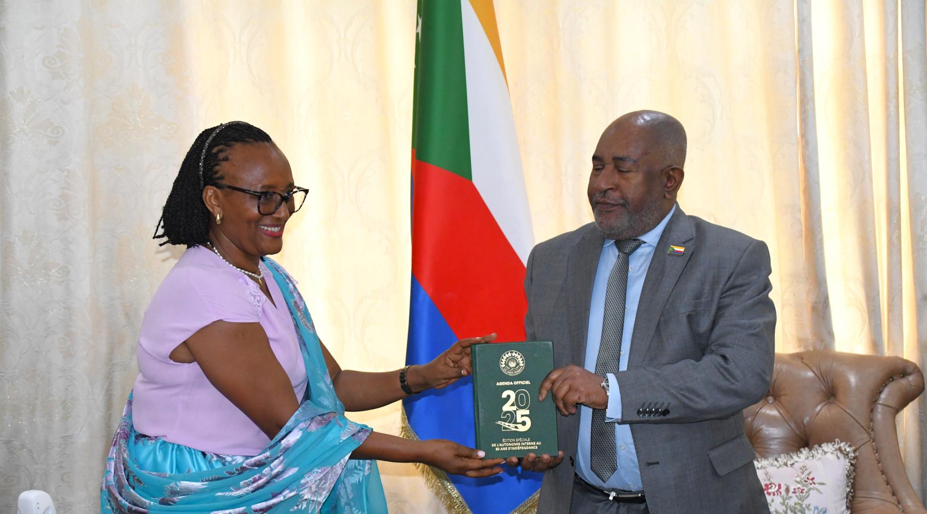 Le Président des Comores et la Représentante de l'OMS