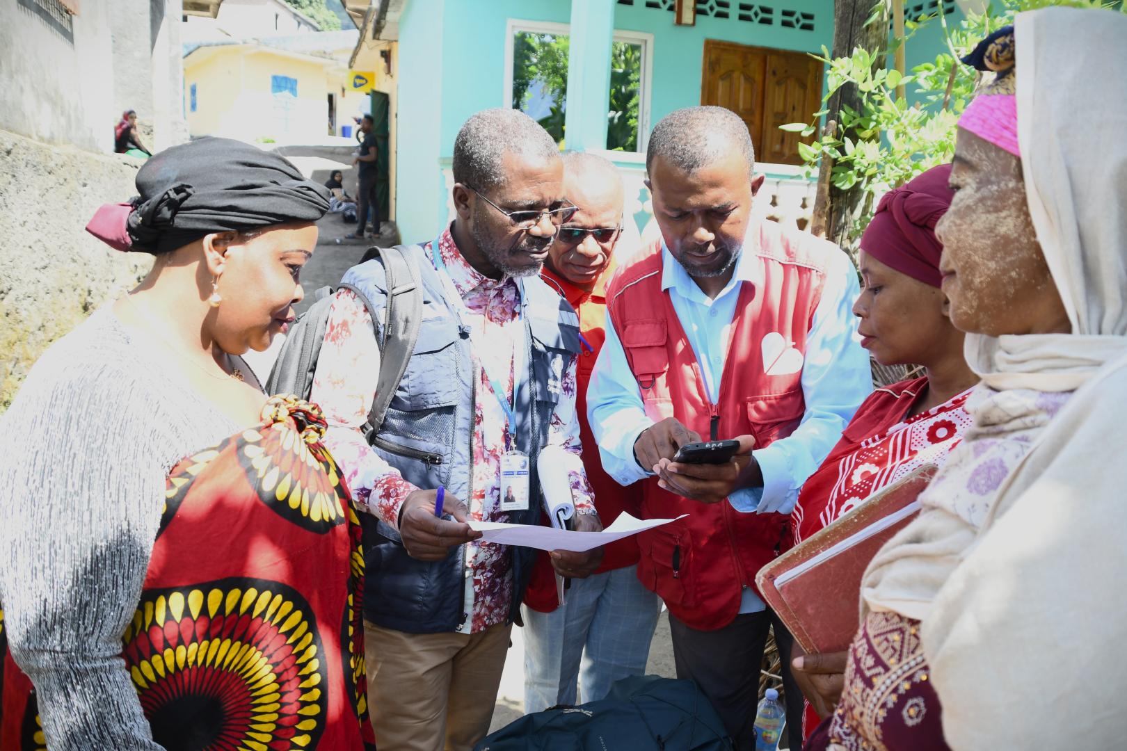 Dans un quartier de Tsembehou, à Anjouan, le Dr Raphaël Ndri de l’Équipe d'Affectation Multipays pour l'OMS, aux côtés de l'équipe du PNLT et des agents de santé communautaire.