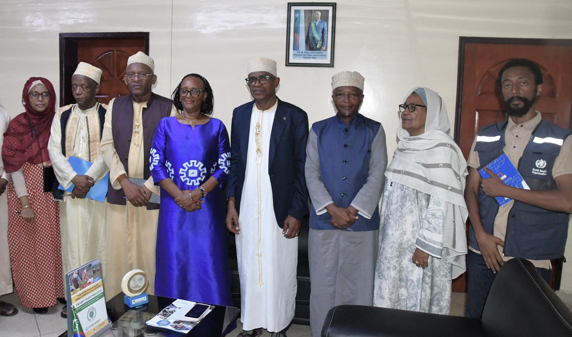 Photo de famille avec le mnistre de la santé et la représentante de l'OMS