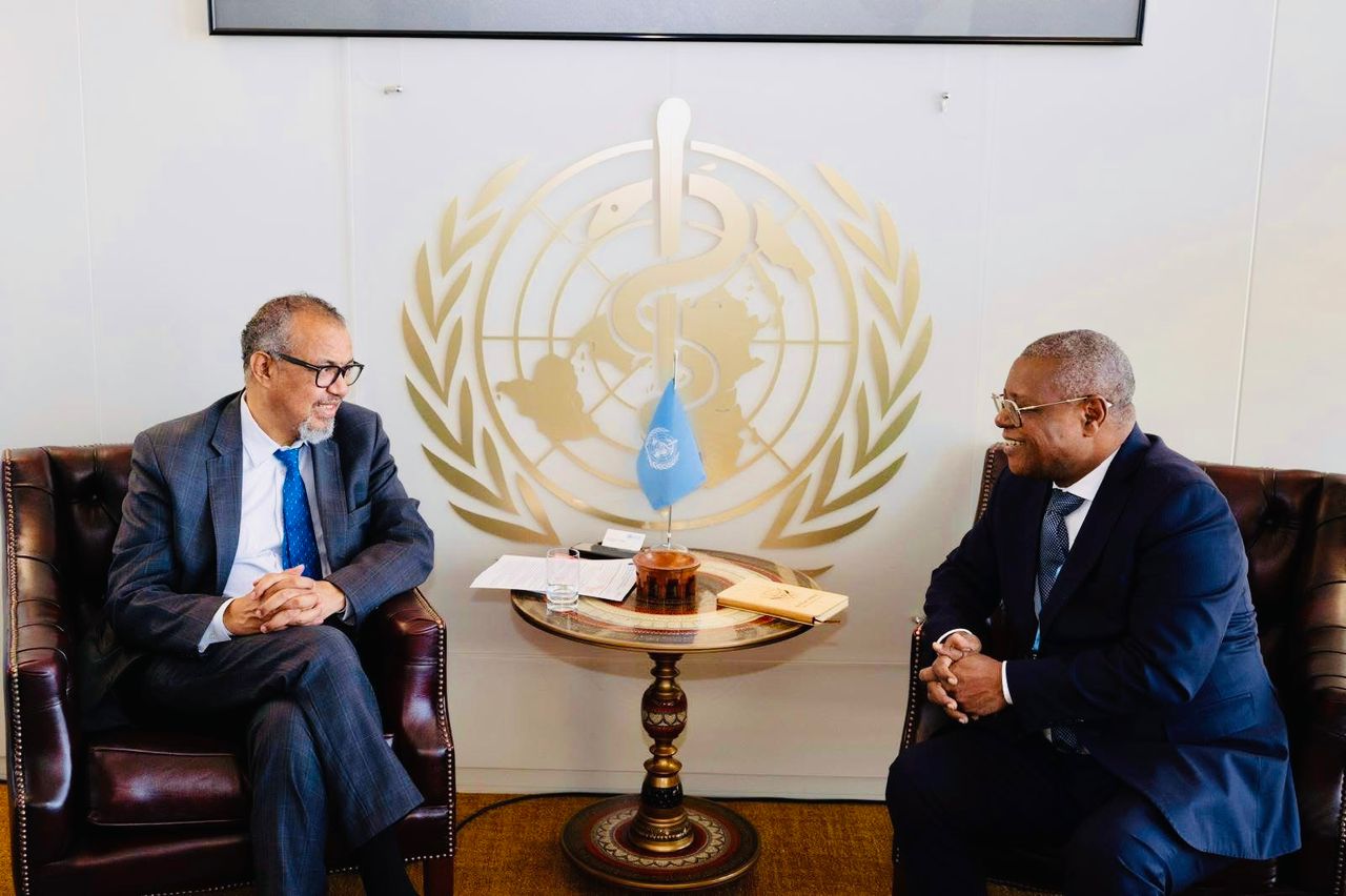 Le Dr Pierre Somse échange avec le DG de l’OMS en marge de l’AMS 2025.