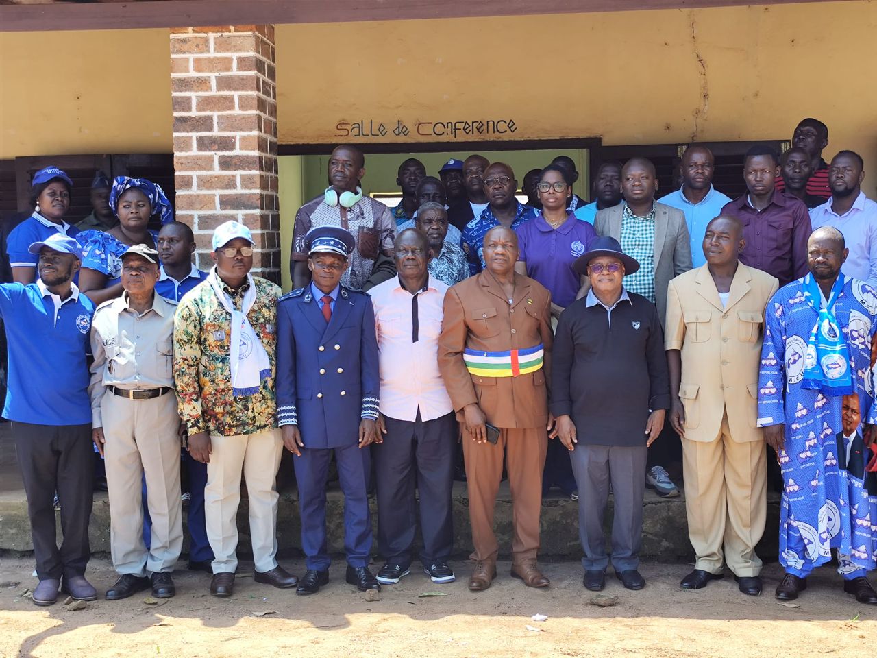 Photo de famille à Bangassou : la Représentante de l’OMS et le Ministre de la Santé aux côtés des leaders communautaires.