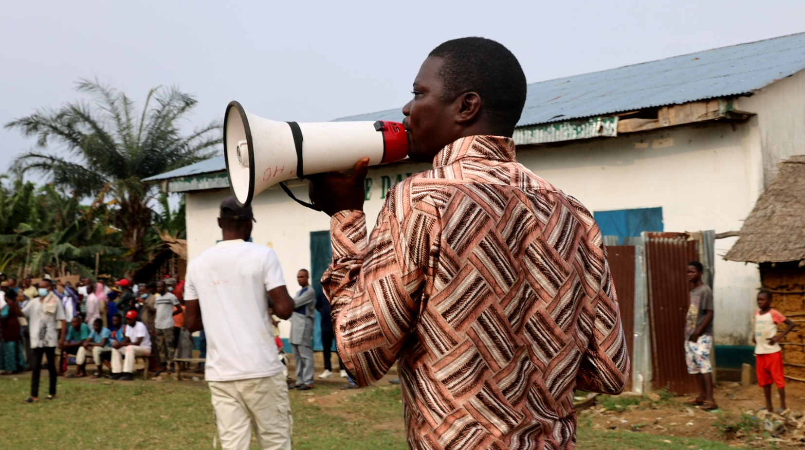 Le crieur public de Liranga transmet des messages de prévention contre le choléra auprès des communautés locales