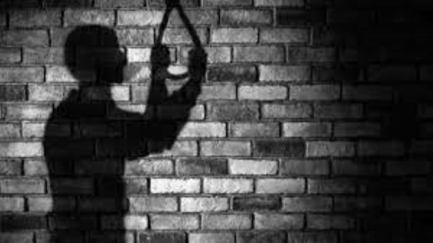 Les experts recommandent le renforcement des capacités communautaires pour détecter les signes d’alerte et accompagner les individus dans la construction de leur résilience personnelle. 