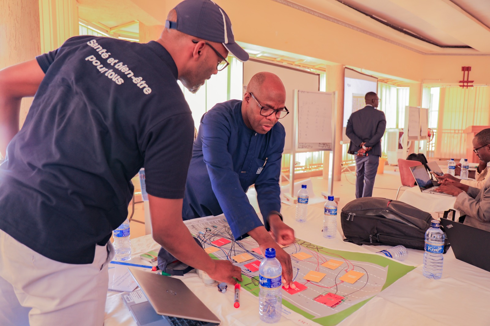 Travaux en groupe lors de l'atelier sur le renforcement de la collaboration intersectorielle selon l’approche « Une seule Santé » .