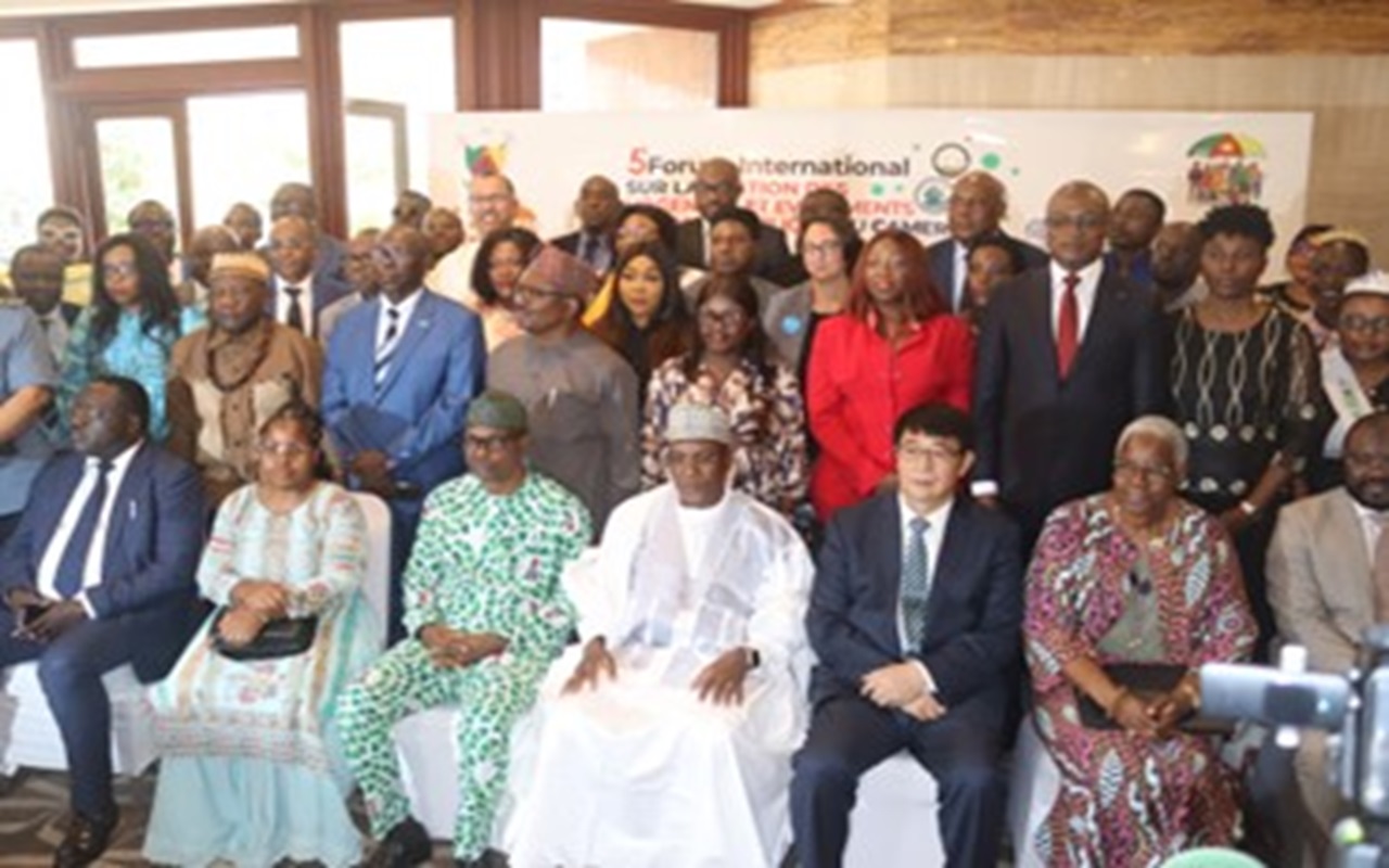 Photo de famille avec entre autres, le Ministre d'Etat, Ministre de la Santé du Nigéria Dr Iziaq Adekunle Salako, Ministre de la santé publique du Cameroun Dr Manaouda Malachie, le Directeur d'ADDAX Petroleum Cameroun M. Qu Bin