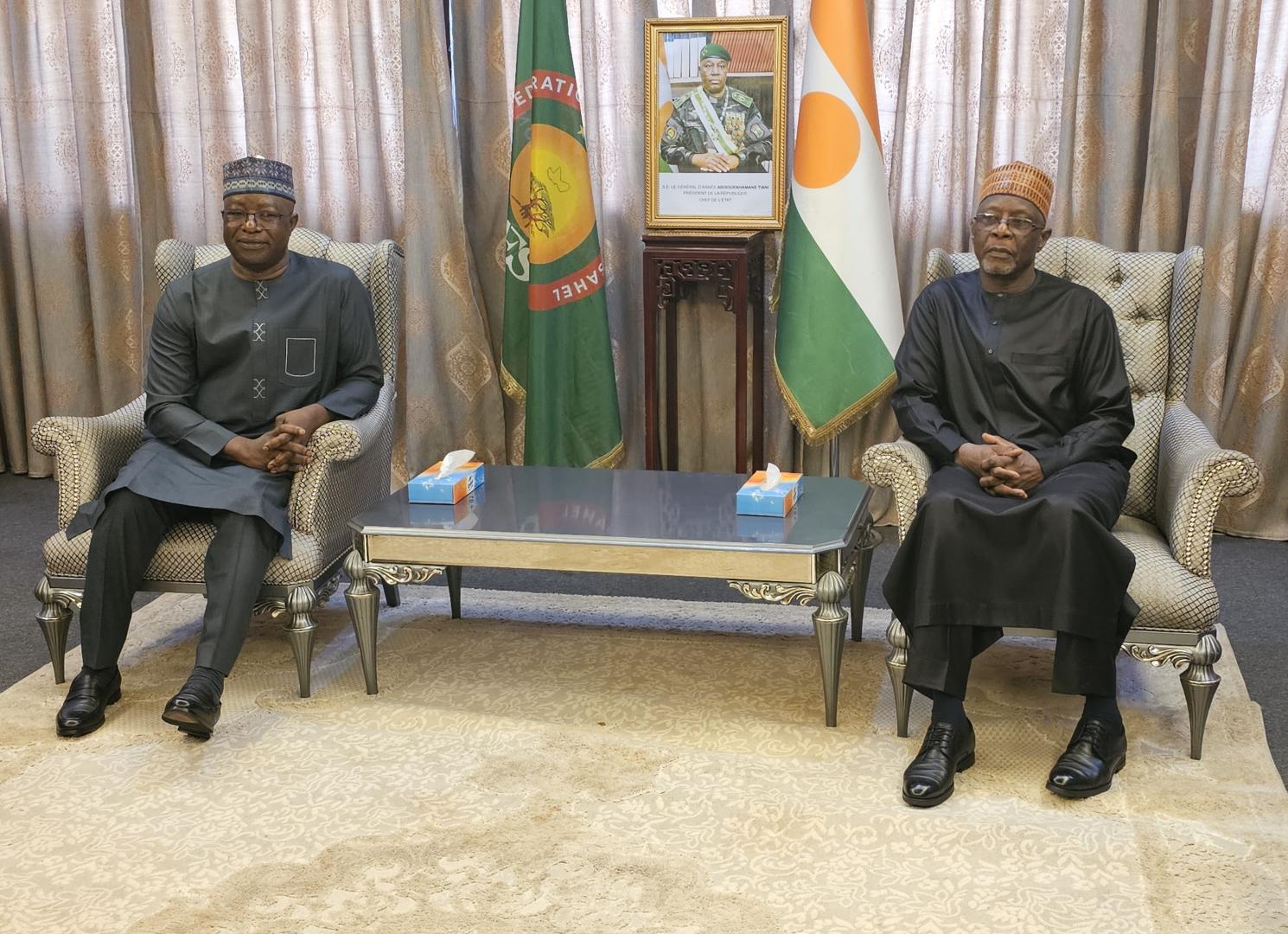 Le Représentant de l'OMS au Niger est reçu au cabinet du ministre des Affaires Etrangères, de la Coopération et des Nigériens à l'Extérieur. 