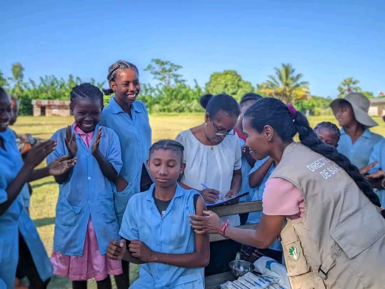 Séance de vaccination de jeunes filles en milieu scolaire