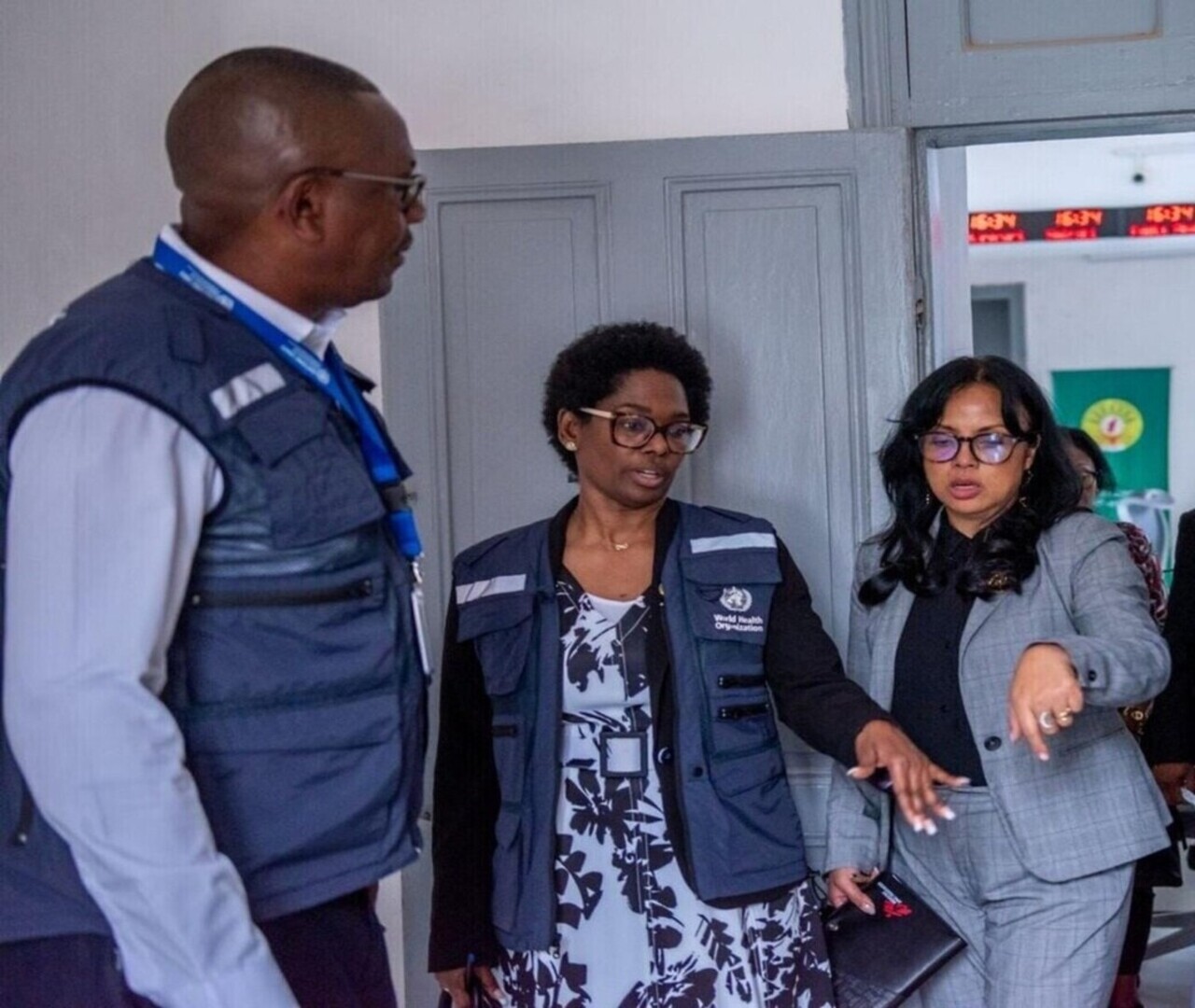 Visite du COUSP National avec la Dre BELIZAIRE, Marie Roseline Darnycka, Directrice régionale des Urgences du Bureau régional de l’OMS pour l’Afrique.