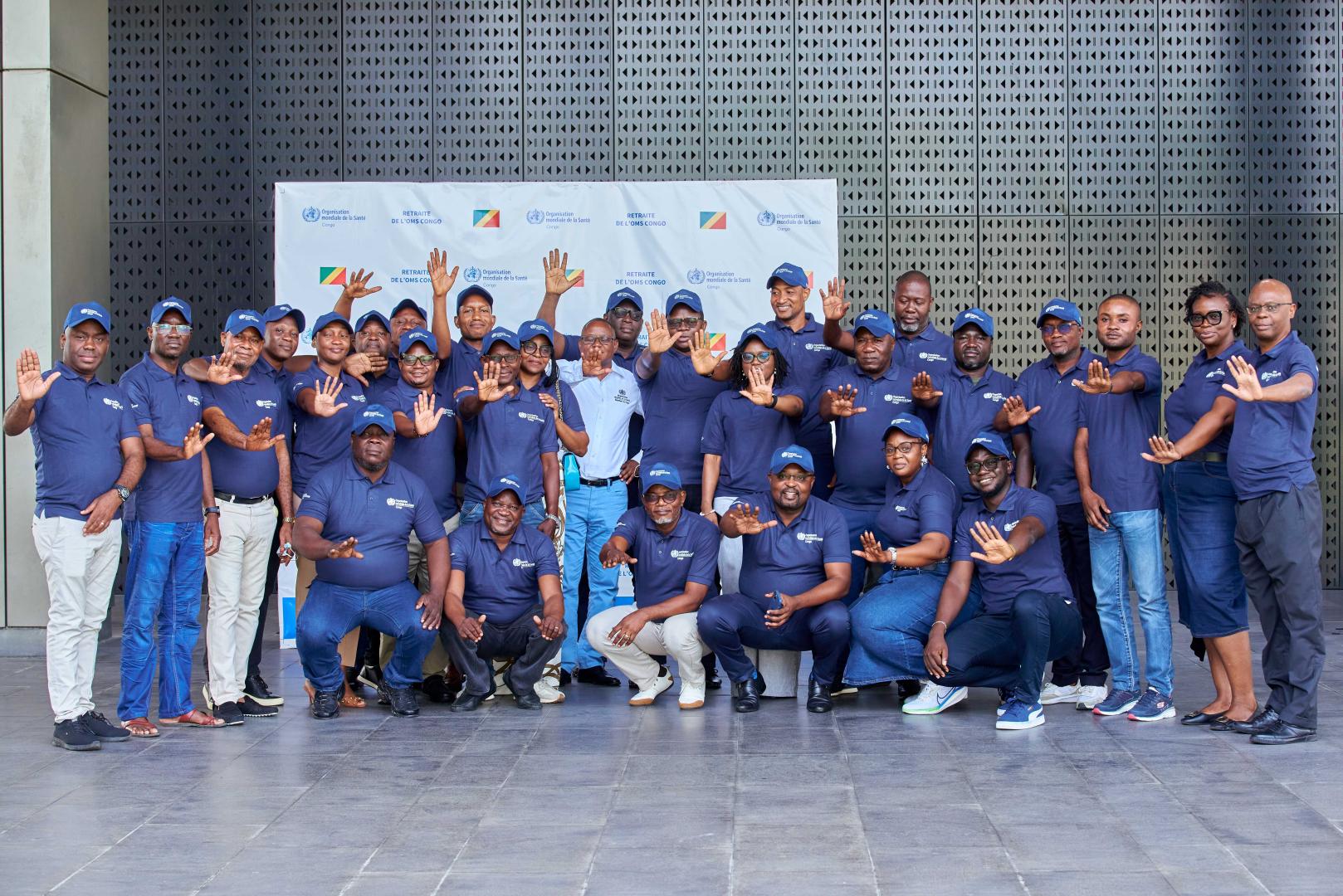 Photo de groupe de l'équipe de la retraite avec les coachs du bureau régional de l'OMS pour l'Afrique
