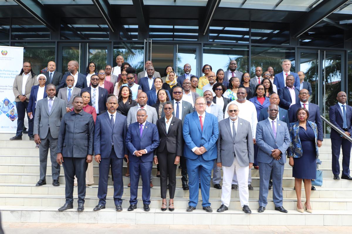 Foto de família com todos os participantes da reunião
