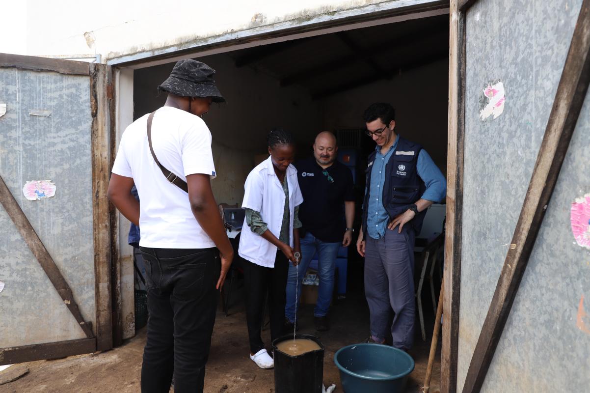 Profissionais do Centro de Saúde da Cidade de Chókwè durante treinamento sobre os kits de desinfecção e monitoria da qualidade da água