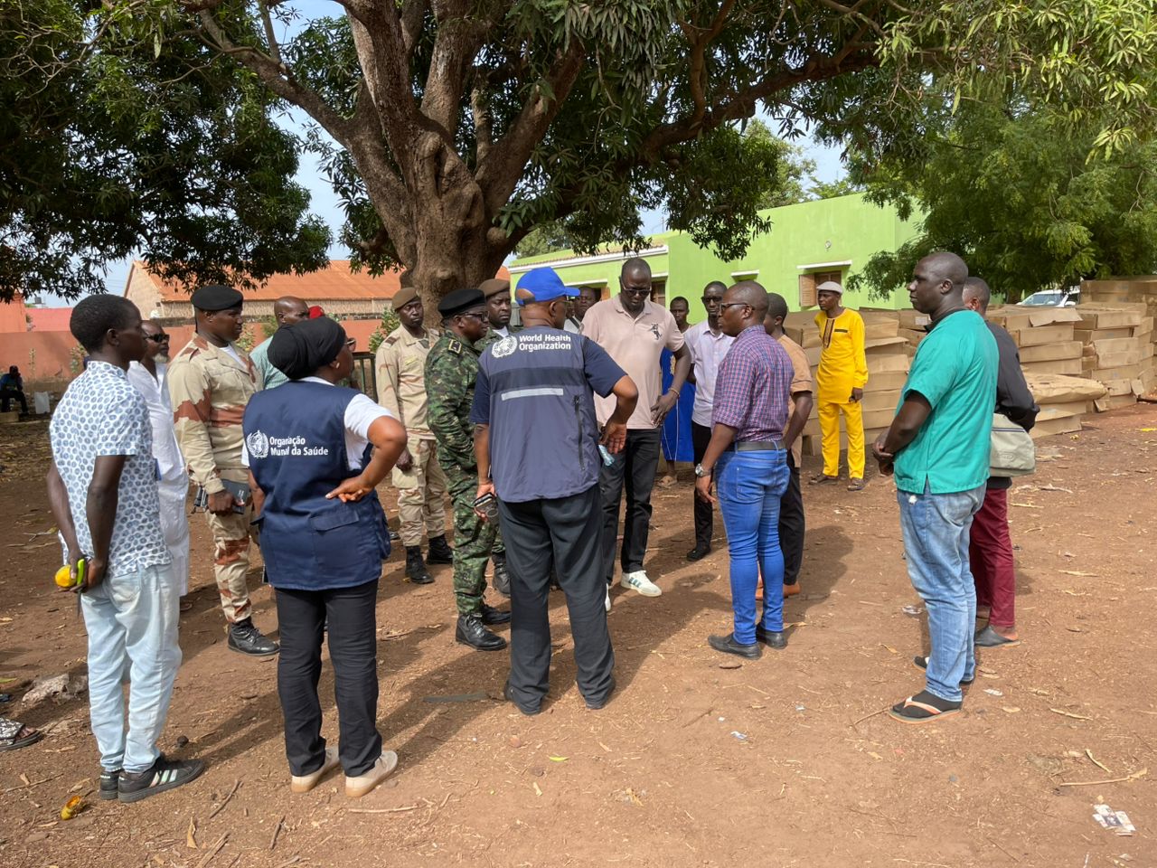 OMS, autoridades governamentais e parceiros de segurança durante uma visita de campo na Guiné-Bissau.