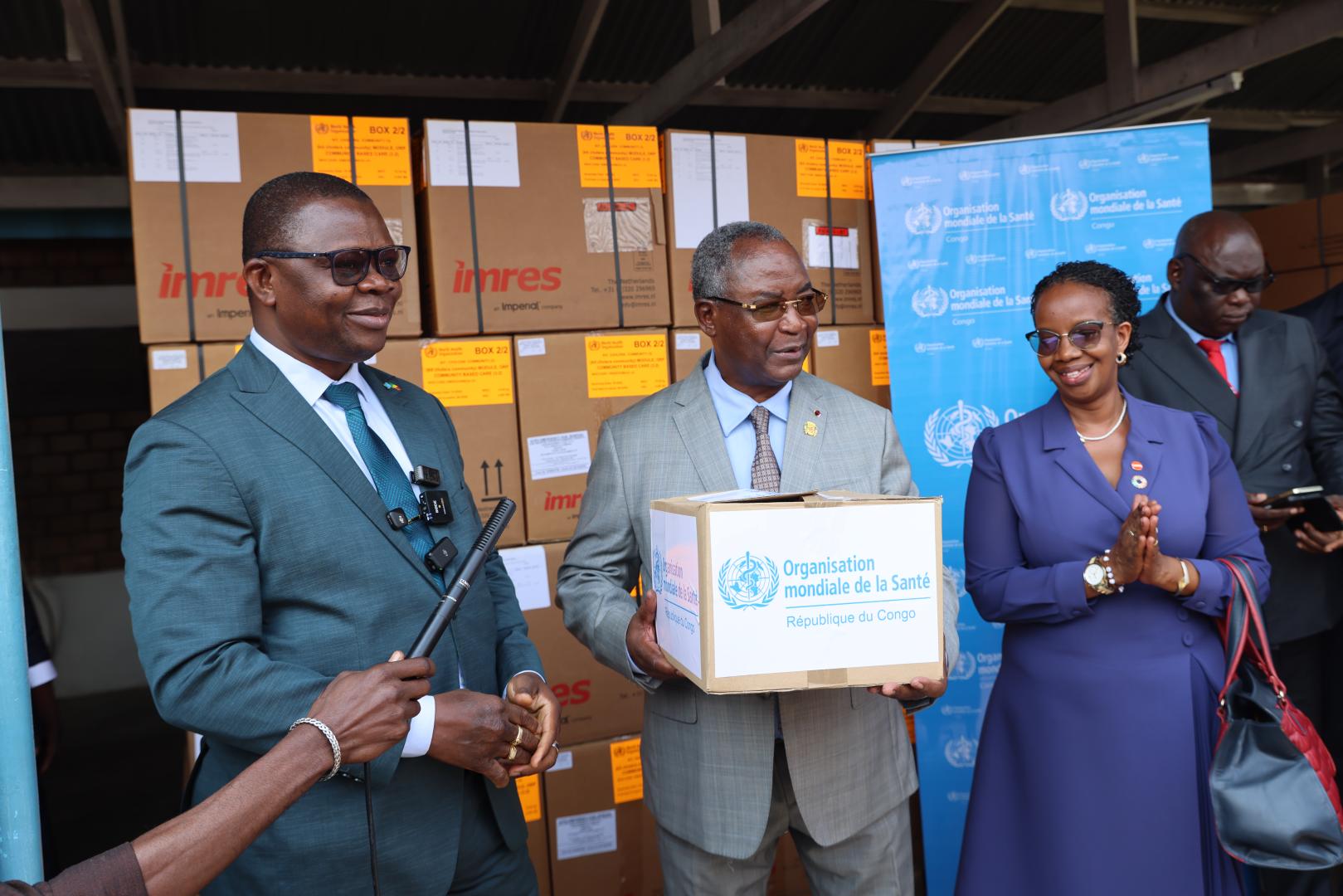 Le Représentant de l'OMS u congo remet officiellement le lot de médicaments au Ministre de la Santé et de la Population