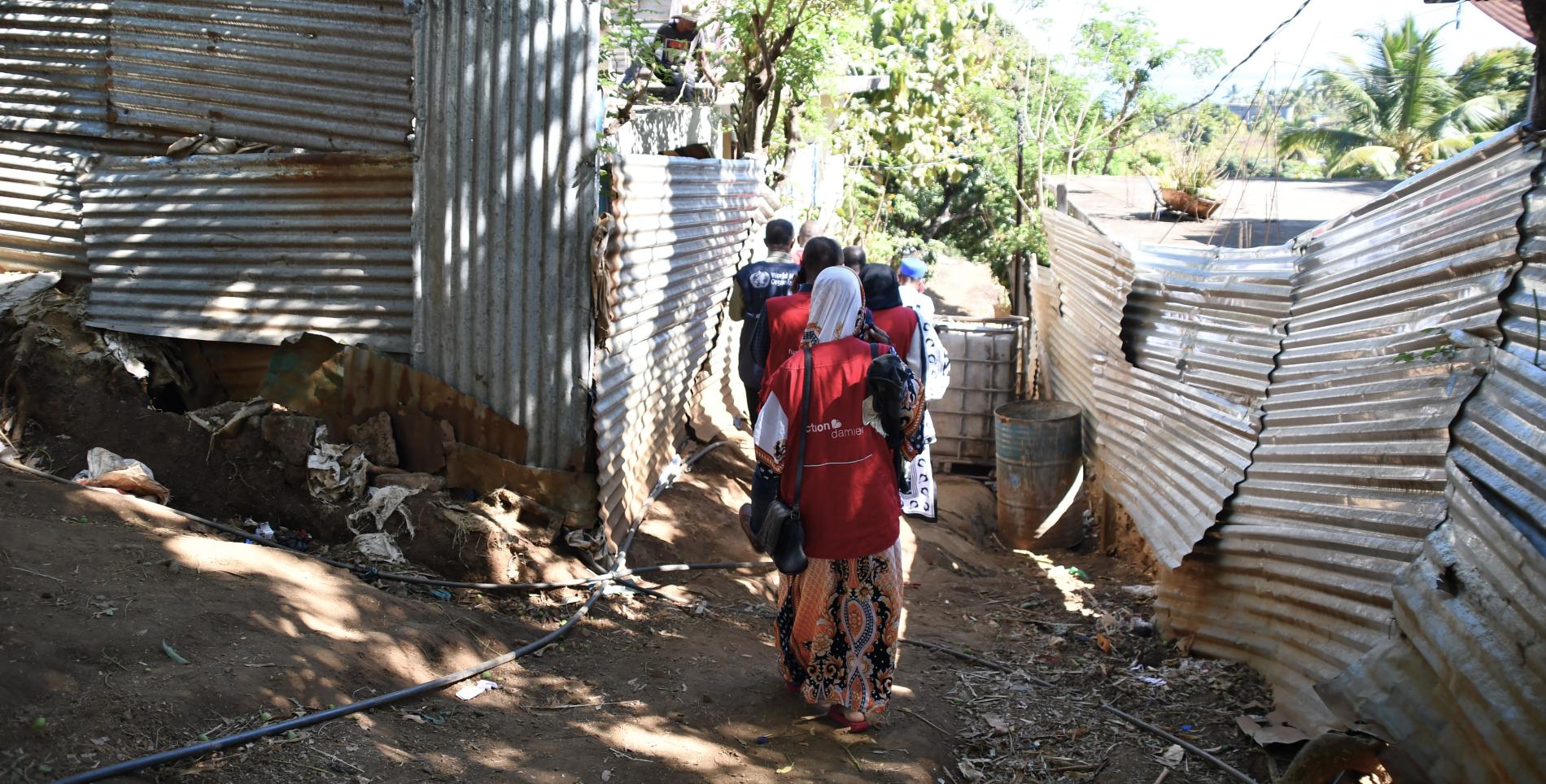 Dans les hauteurs d'un quartier de Tanambao, l'OMS et Action Damien accompagnent les équipes de terrain pour consulter les malades de la lèpre à Anjouan
