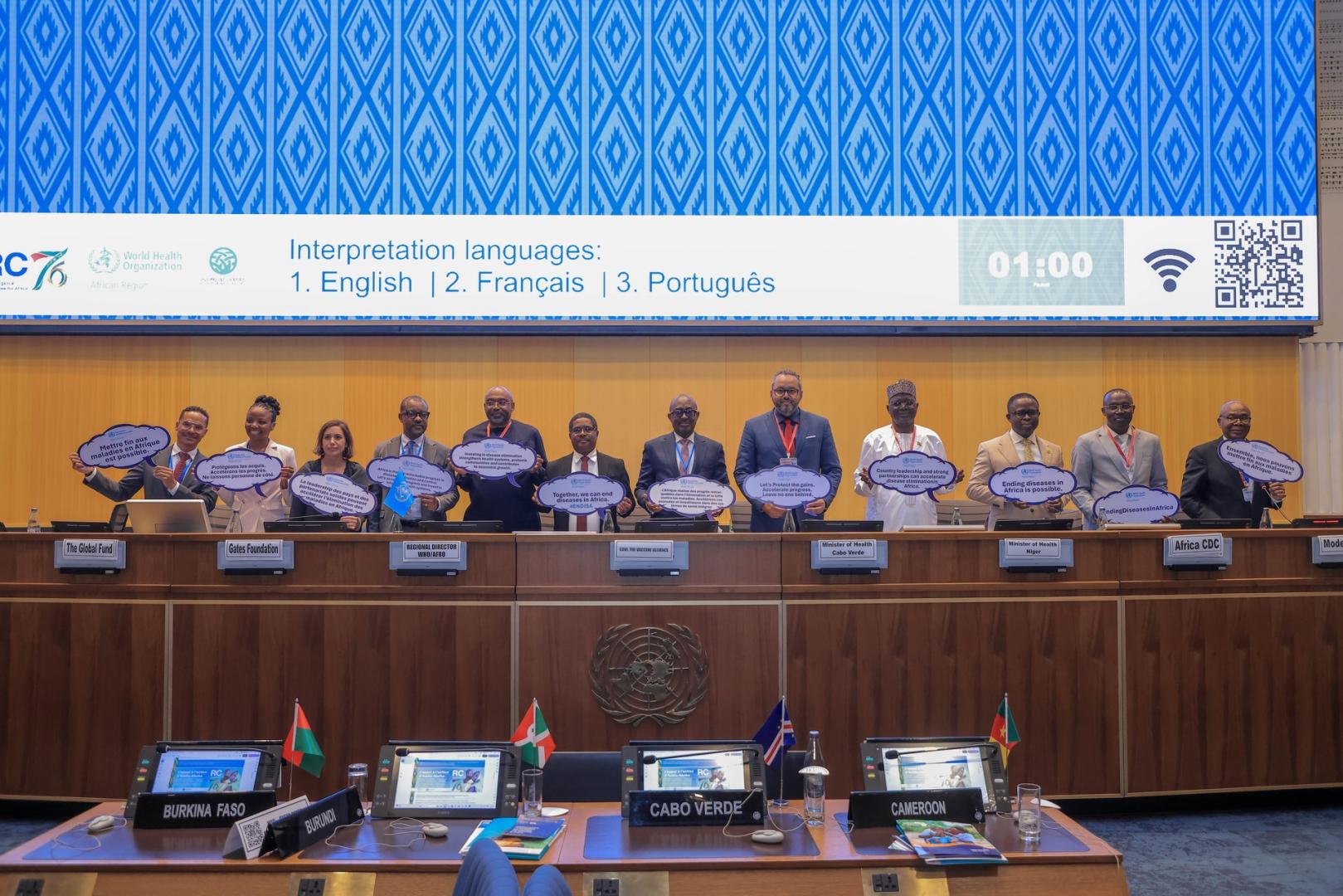 Des ministres de la Santé et des partenaires brandissent des pancartes « Mettre fin aux maladies en Afrique est possible » lors de la soixante-seizième session du Comité régional de l’OMS pour l’Afrique
