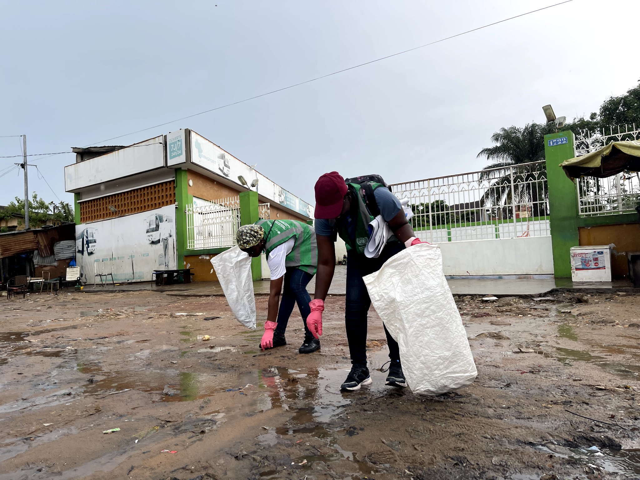 Ramassage de sachets plastiques dans le quartier de Zongo par le Système des Nations Unies