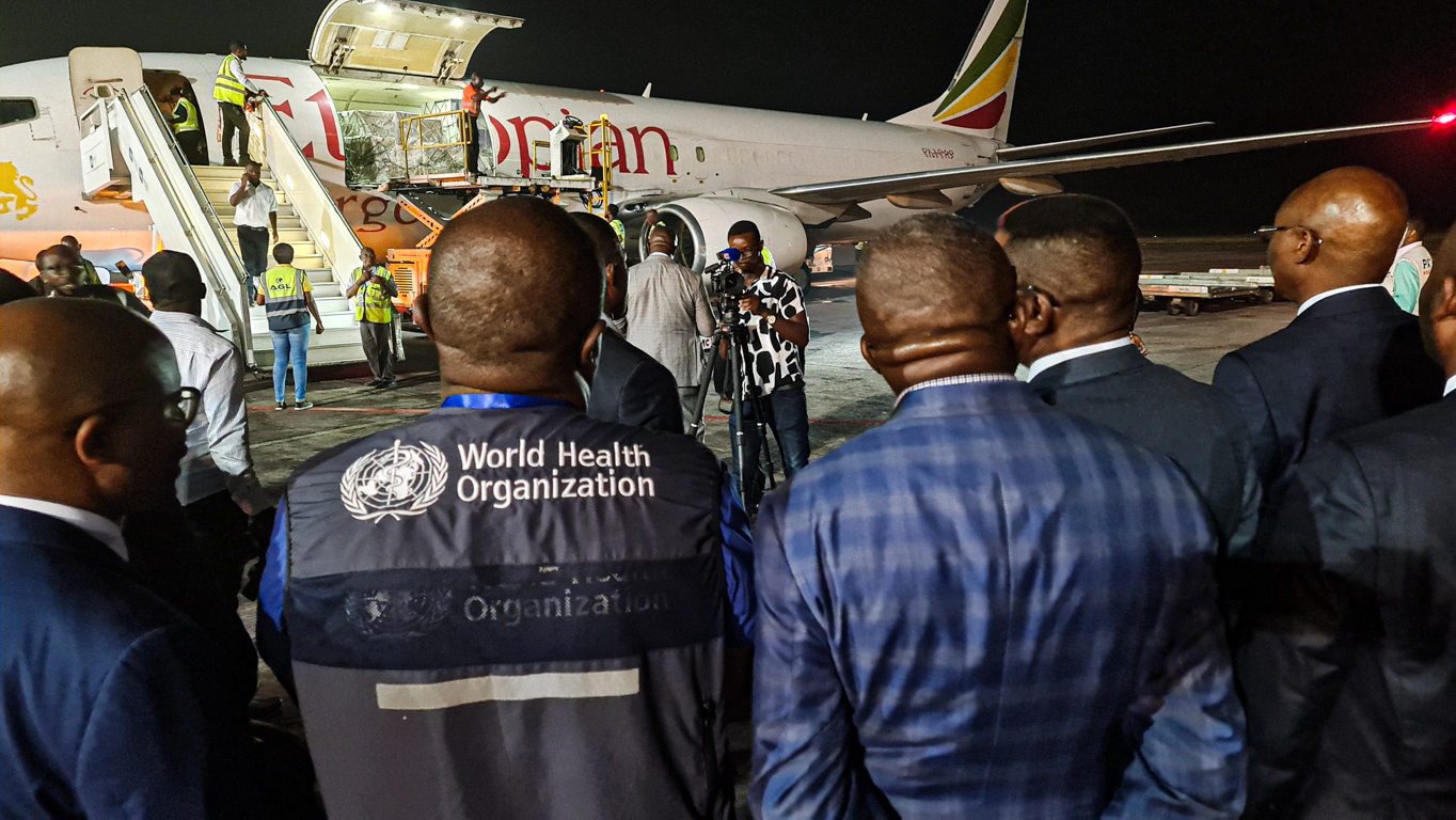 Les autorités de la République démocratique du Congo, dont le ministre de la Santé Publique, Hygiène et Prévoyance sociale, ainsi que les principaux partenaires, OMS, UNICEF, Gavi, PATH, CHAI ont réceptionné jeudi 13 juin en soirée, sur le tarmac de l'aéroport international de N'djili, le tout premier lot du vaccin R21/Matrix-M