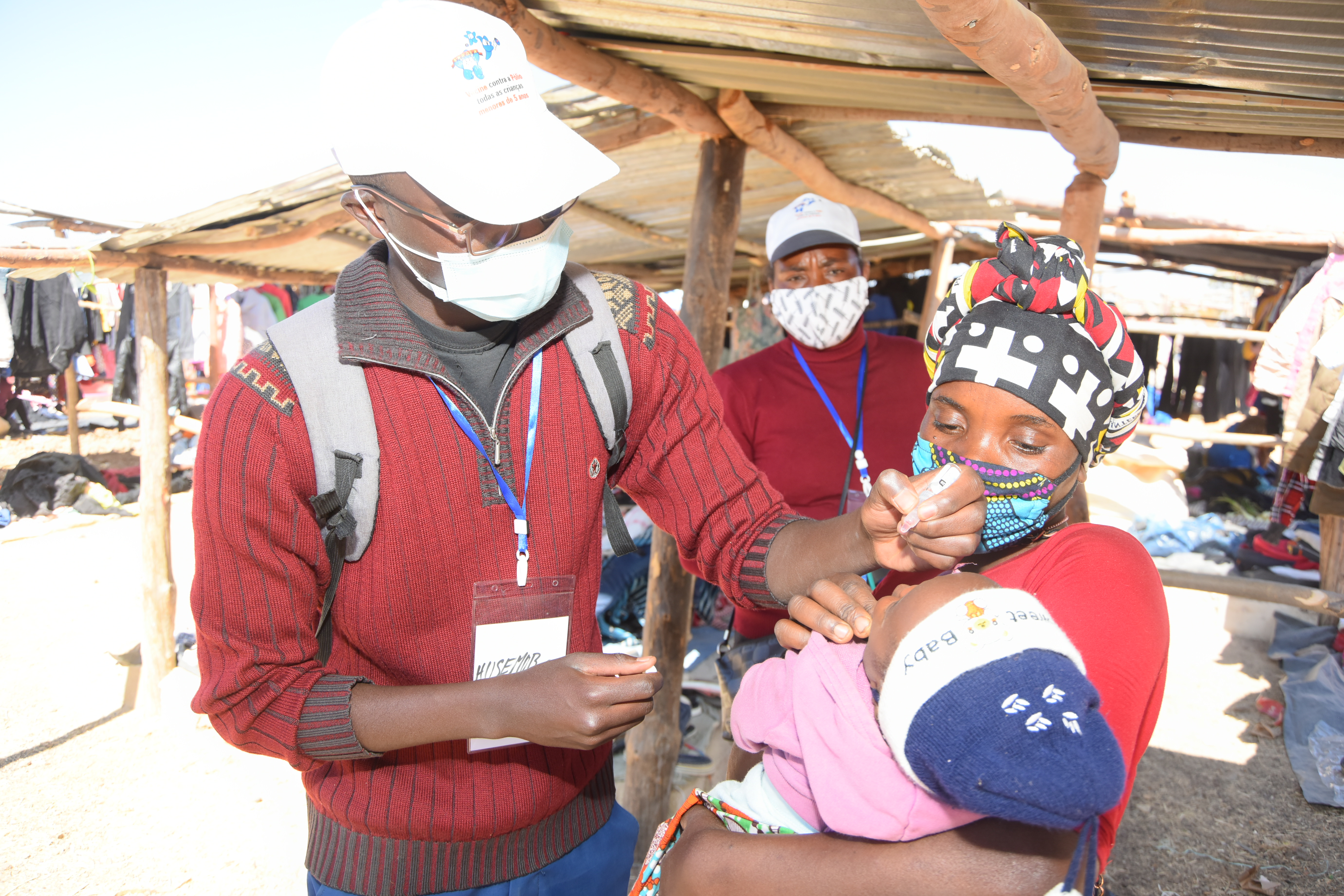 Criança a ser vacinada contra a pólio