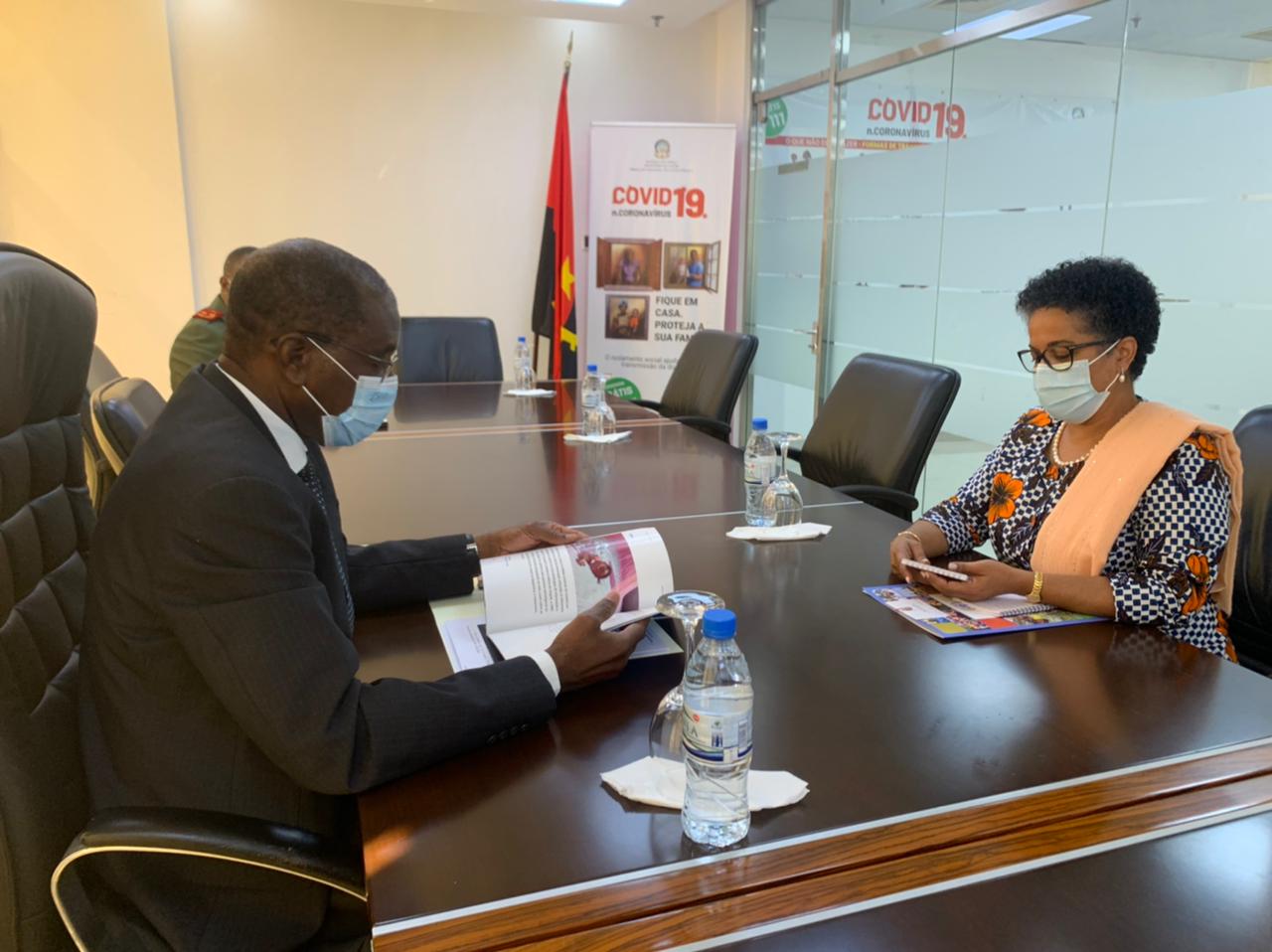 General Pedro Sebastião a observar a brochura sobre as acções da OMS em Angola.
