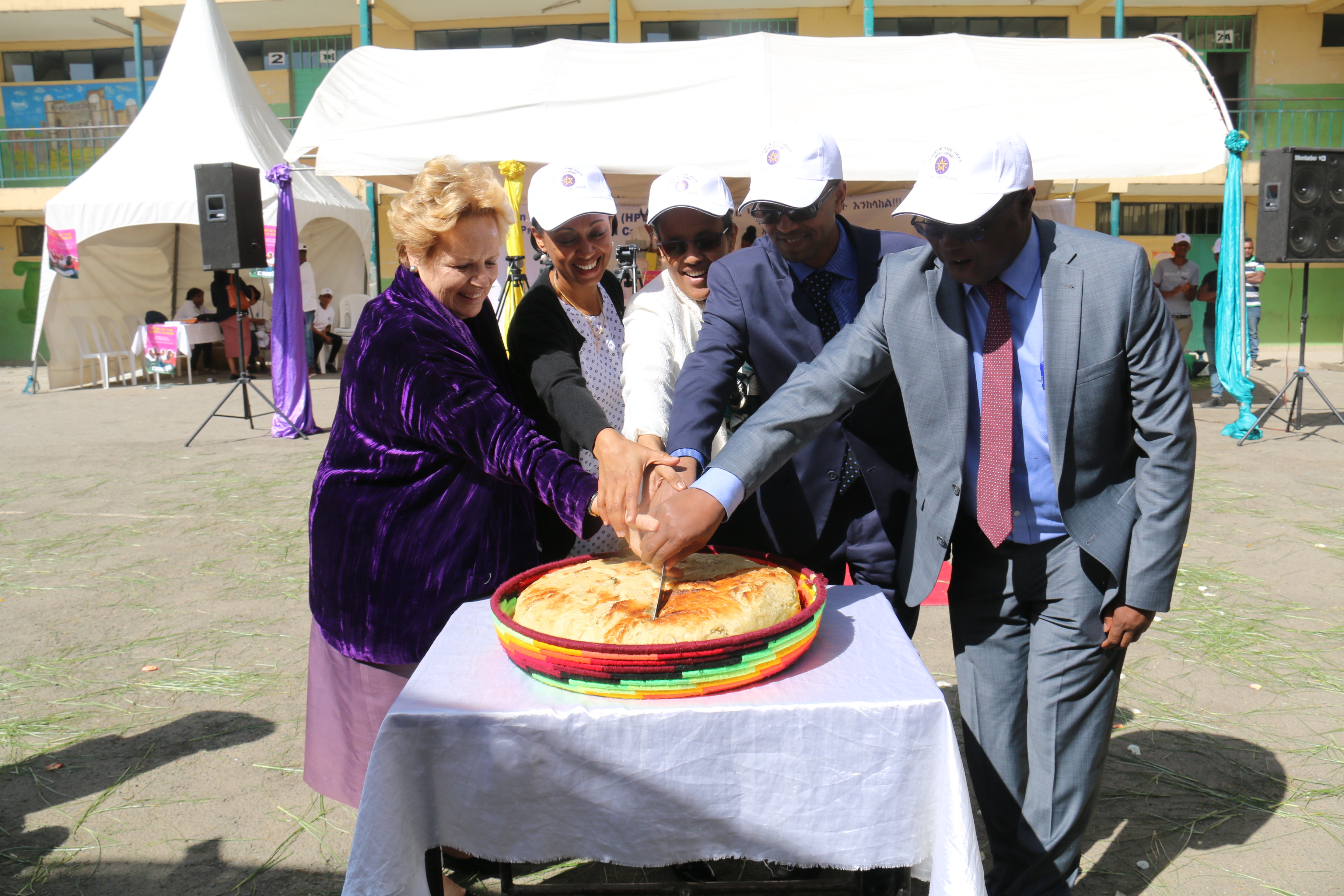 R to L: Paul Mainuka, WHO Representative a.i., H.E. Dr Amir Aman, Minister to MoH, Mrs Roman Tesfaye, Former First Lady, Dr Liya Tadesse, State Minister of MoH, Ms Gillian Mellsop, cutting the bread during the HPV launch