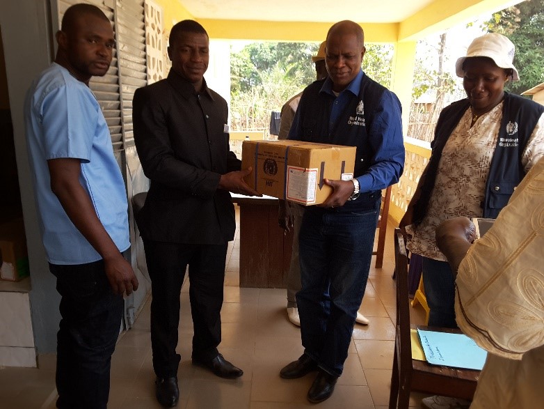 L'Administrateur  des Urgences et Actions humanitaires  OMS remettant un échantillon de médicaments au Maire de Tèmèsadou à Gueckédou