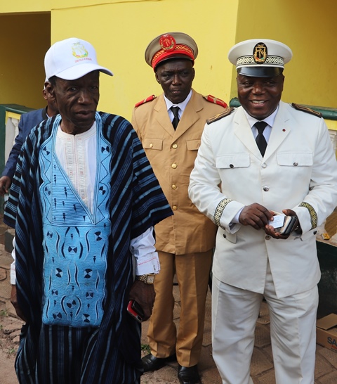 A partir de la gauche le Ministre d'Etat à la Santé et le Gouverneur de Boké