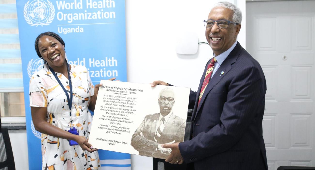 Dr. Yonas Tegegn Woldemariam receives a plaque from the HDP Chair