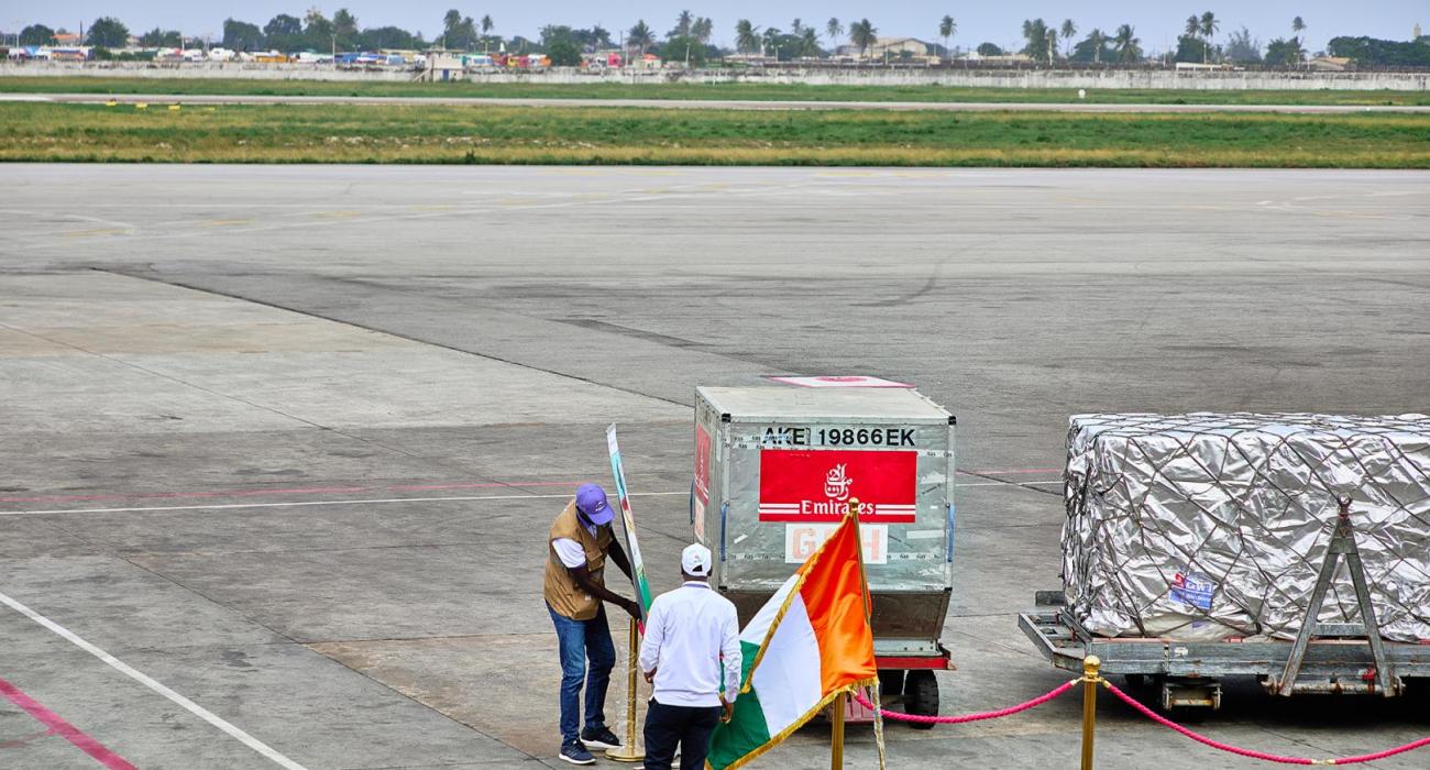 Débarquement des vaccins sur le tarmac de l’aéroport international Félix Houphouët-Boigny d’Abidjan
