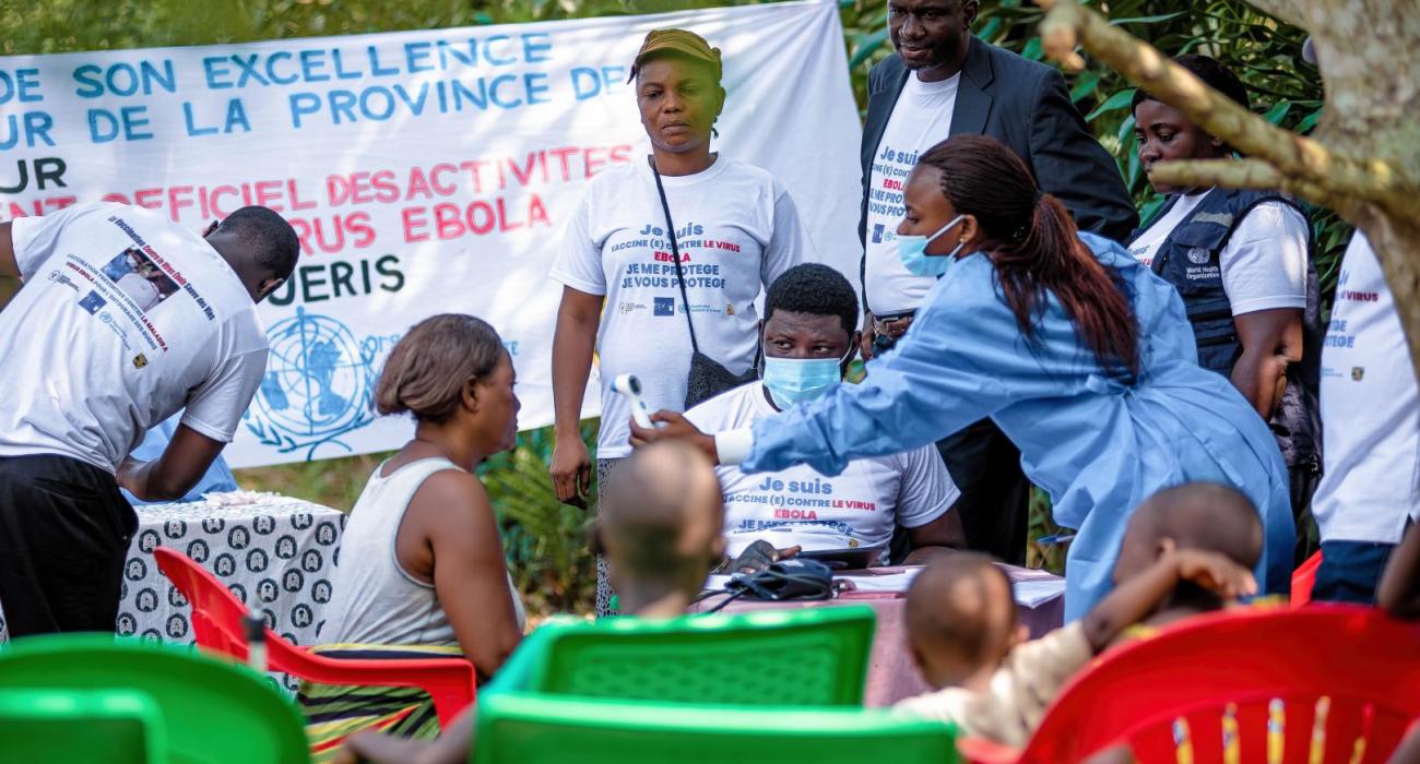 Une vaccinatrice mesure la température d’une candidate à la vaccination lors de la campagne de vaccination des proches des guéris d’Ebola dans l'Equateur. Crédit: OMS/Junior Diatezua.