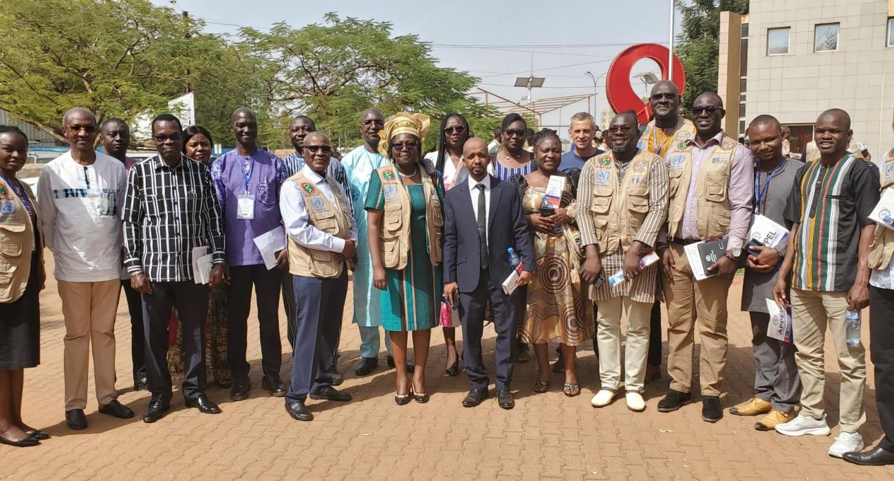 Une photo de famille de lauréats avec le Représentant de l’OMS au Burkina Faso, Dr Seydou Coulibaly, en chemise bleue à manche longueue