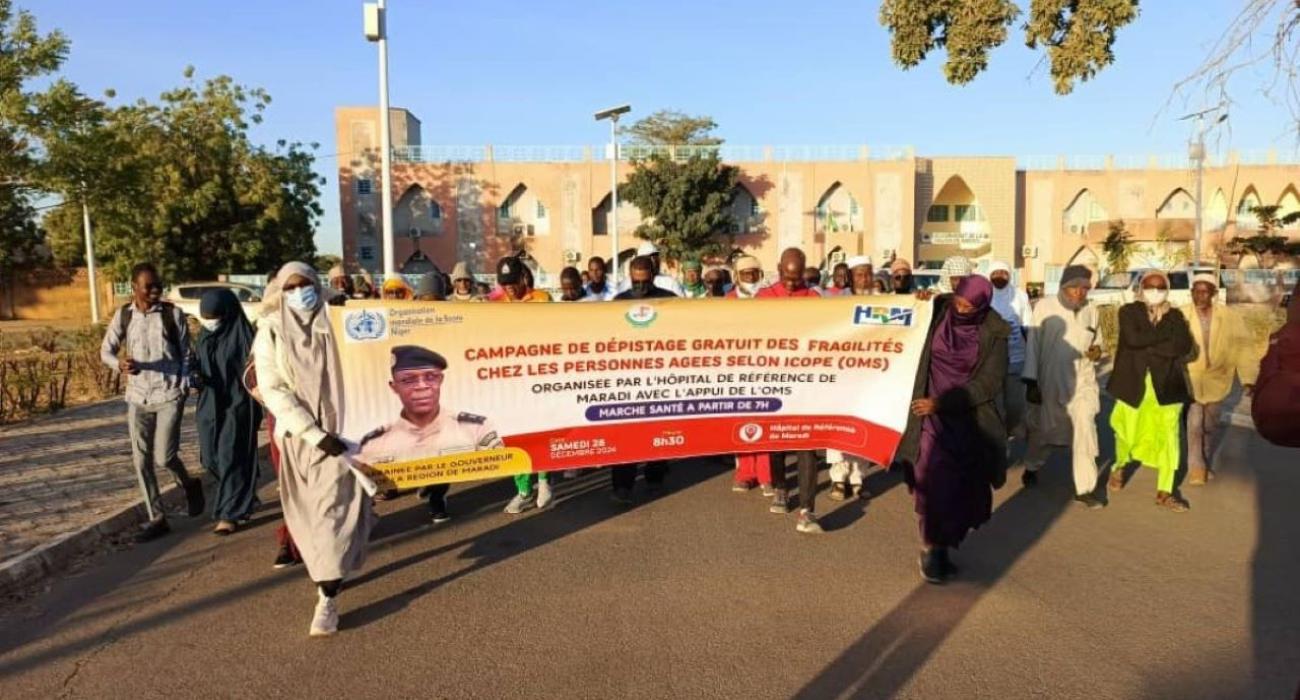 Les participants à la marche de santé tenant une banderole dans une rue de Maradi 