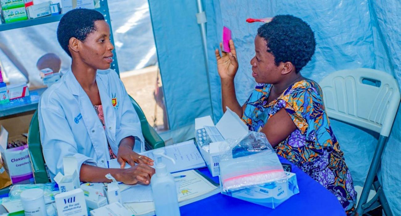 Une femme en consultation prénatale au site de réfugiés de Cishemere