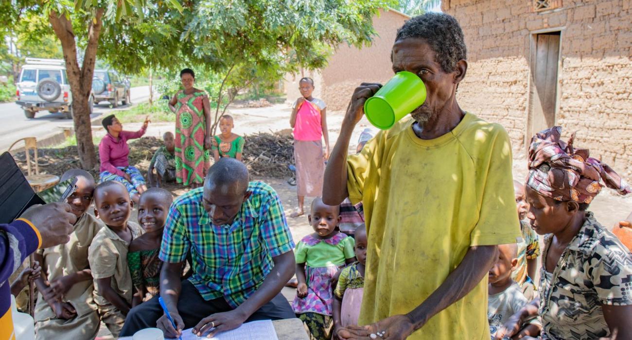 Un habitant de Cibitoke reçoit le traitement l'Ivermectine contre l'onchocerchosemédicaments à Cibitoke. 