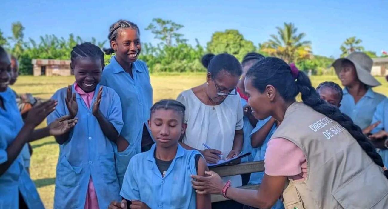 Séance de vaccination de jeunes filles en milieu scolaire