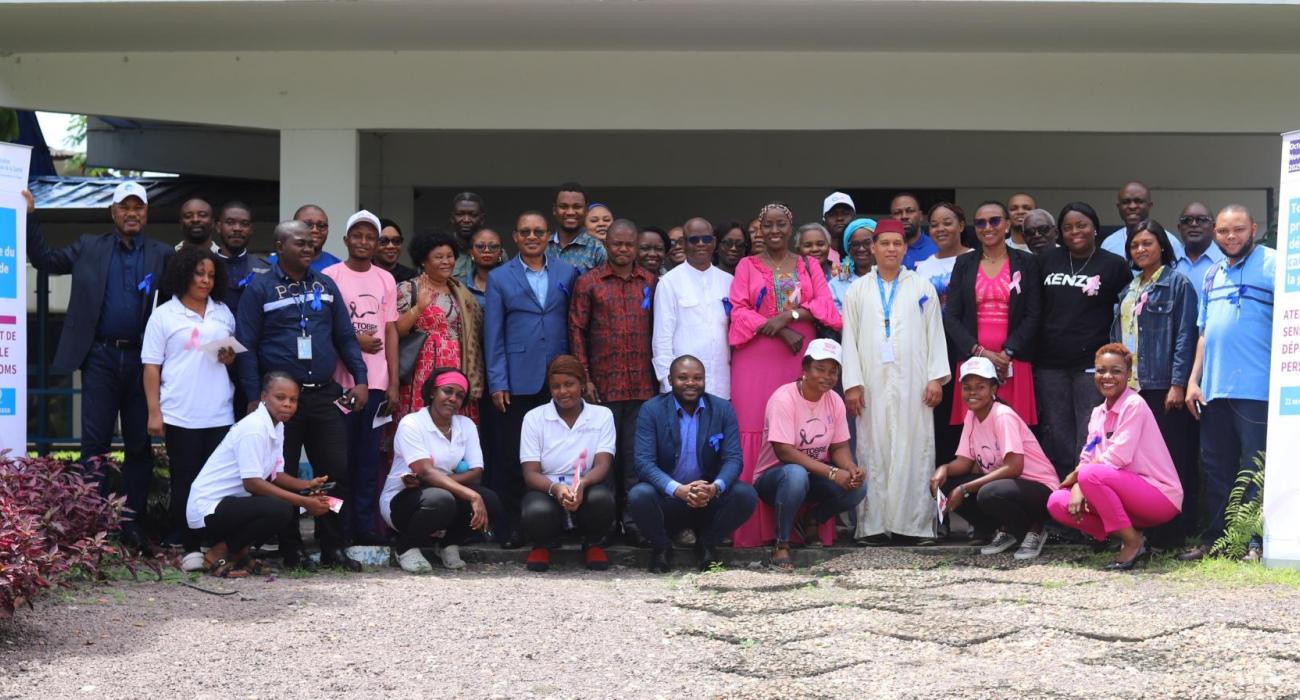 En rose ou en bleu, le personnel de l’OMS en RDC sensibilisé aux cancers du sein et de la prostate