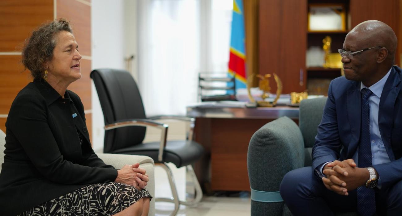 De gauche à droite : la Dre Anne Ancia, Représentante intérimaire de l’OMS en RDC, et le Dr Samuel Roger Kamba, Ministre de la Santé publique, Hygiène et Prévoyance sociale, lors de leur première rencontre officielle à l’Immeuble du Gouvernement à Kinshasa. Crédit photo : OMS/Joel Lumbala Mvita